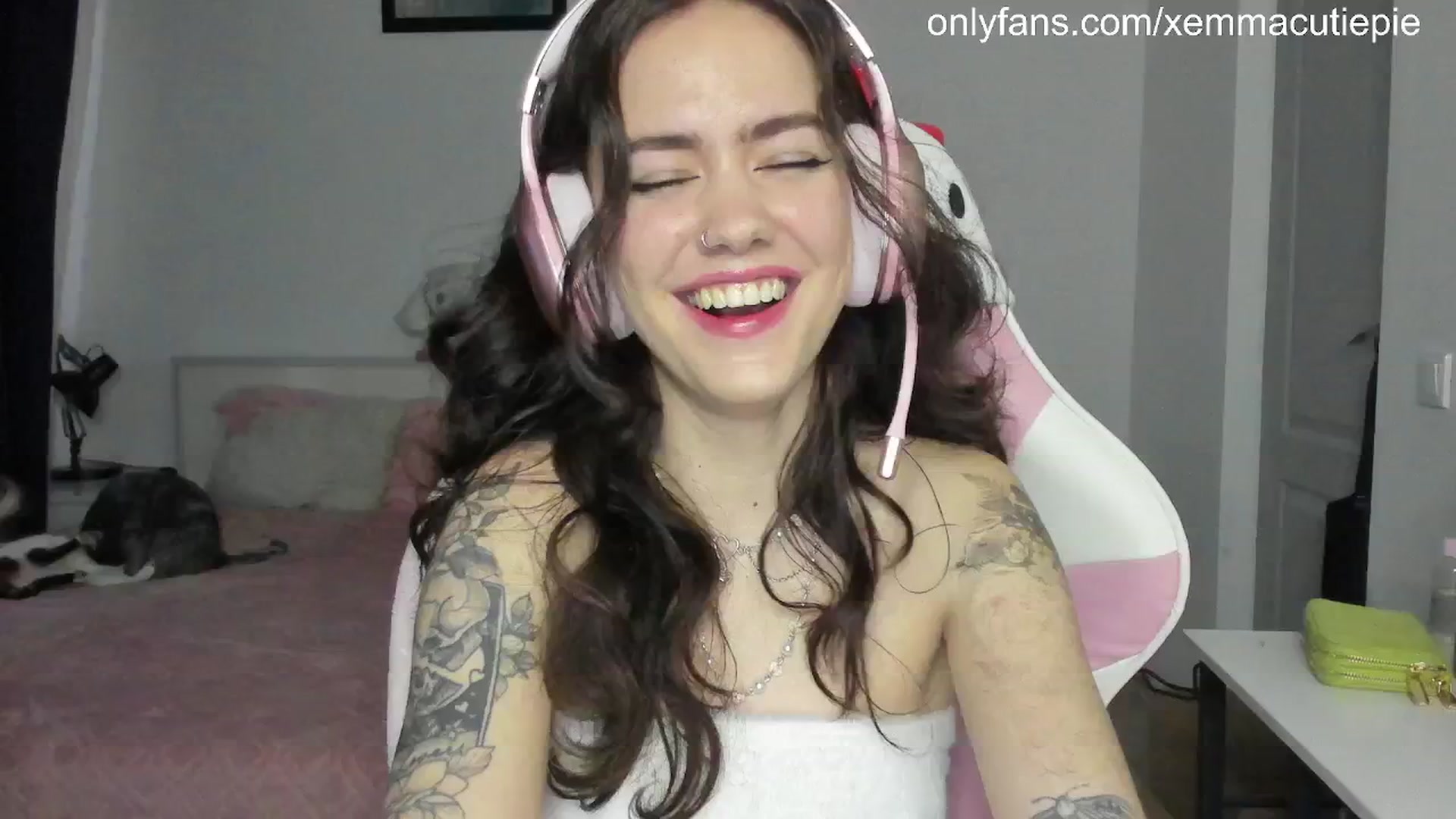 Gallery image thumbnail from EmmaCutiePie's myfreecams stream on, 03/27/2025, 17:14 image 17 of 20