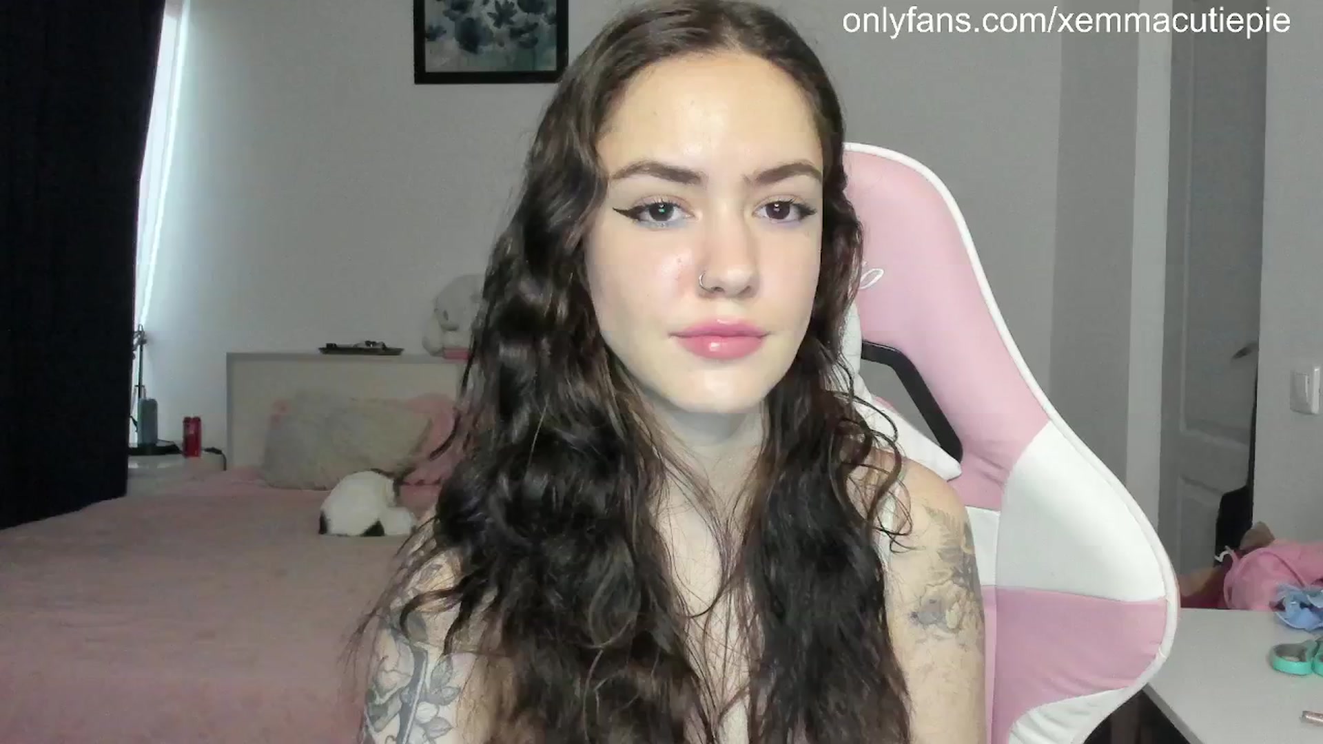 Gallery image thumbnail from EmmaCutiePie's myfreecams stream on, 04/02/2025, 13:21 image 15 of 20