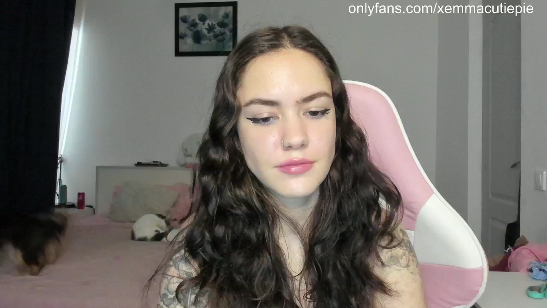 Gallery image thumbnail from EmmaCutiePie's myfreecams stream on, 04/02/2025, 13:21 image 12 of 20