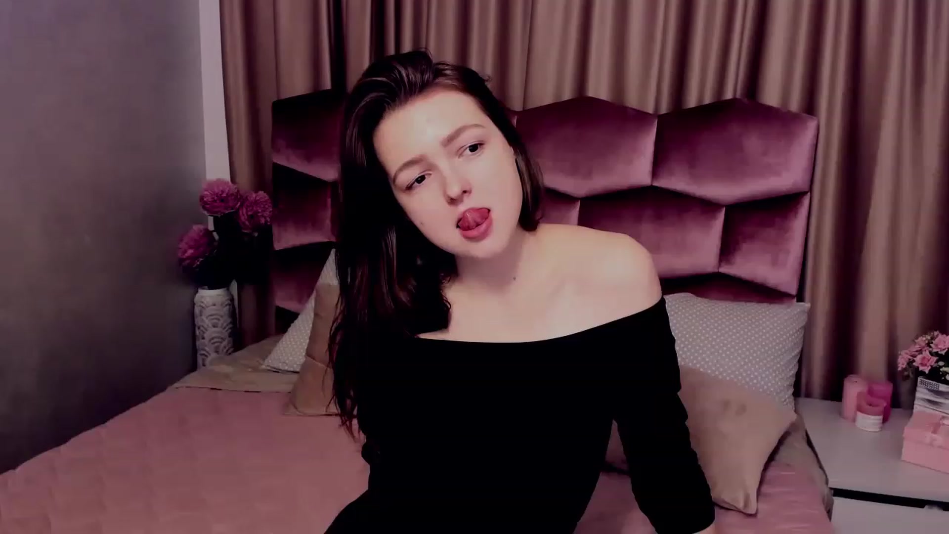 Gallery image thumbnail from EmmaCynthia's myfreecams stream on, 12/27/2022, 12:25 image 5 of 20