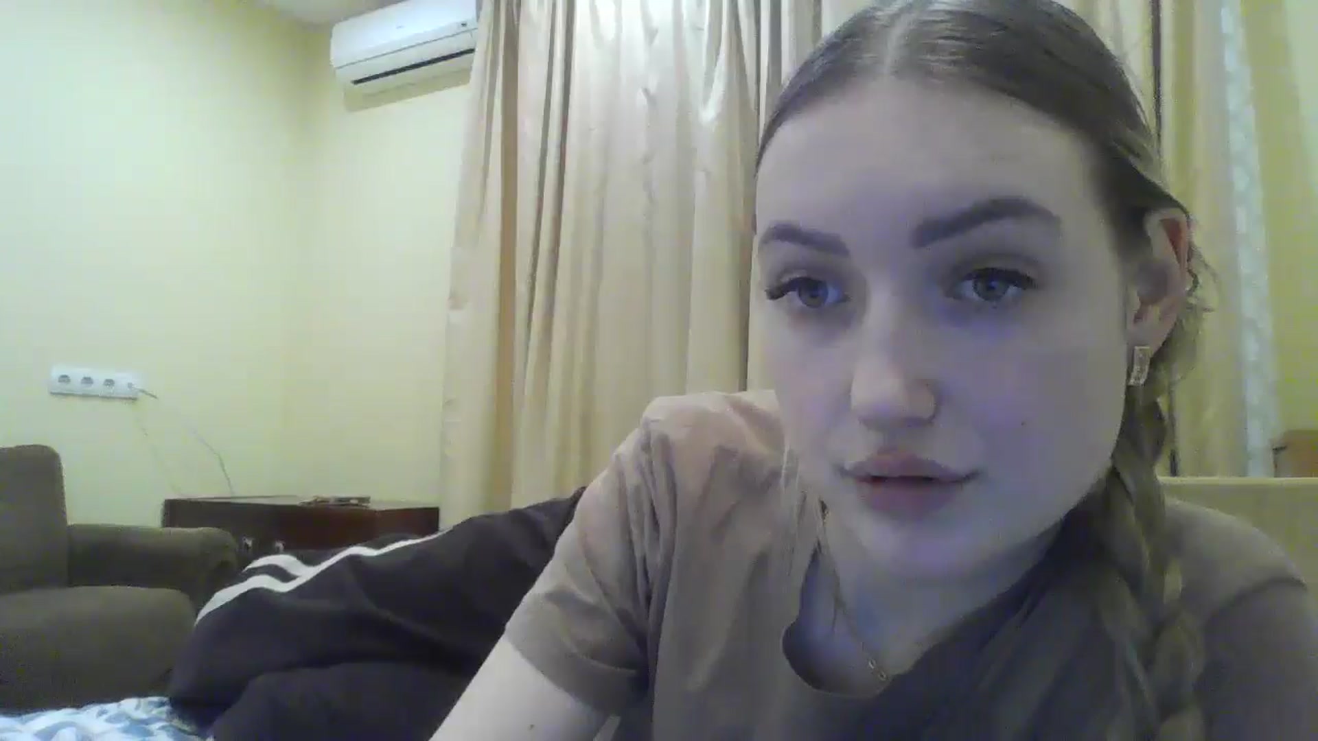 Gallery image thumbnail from EmmaDream18's myfreecams stream on, 12/25/2025, 19:37 image 17 of 20