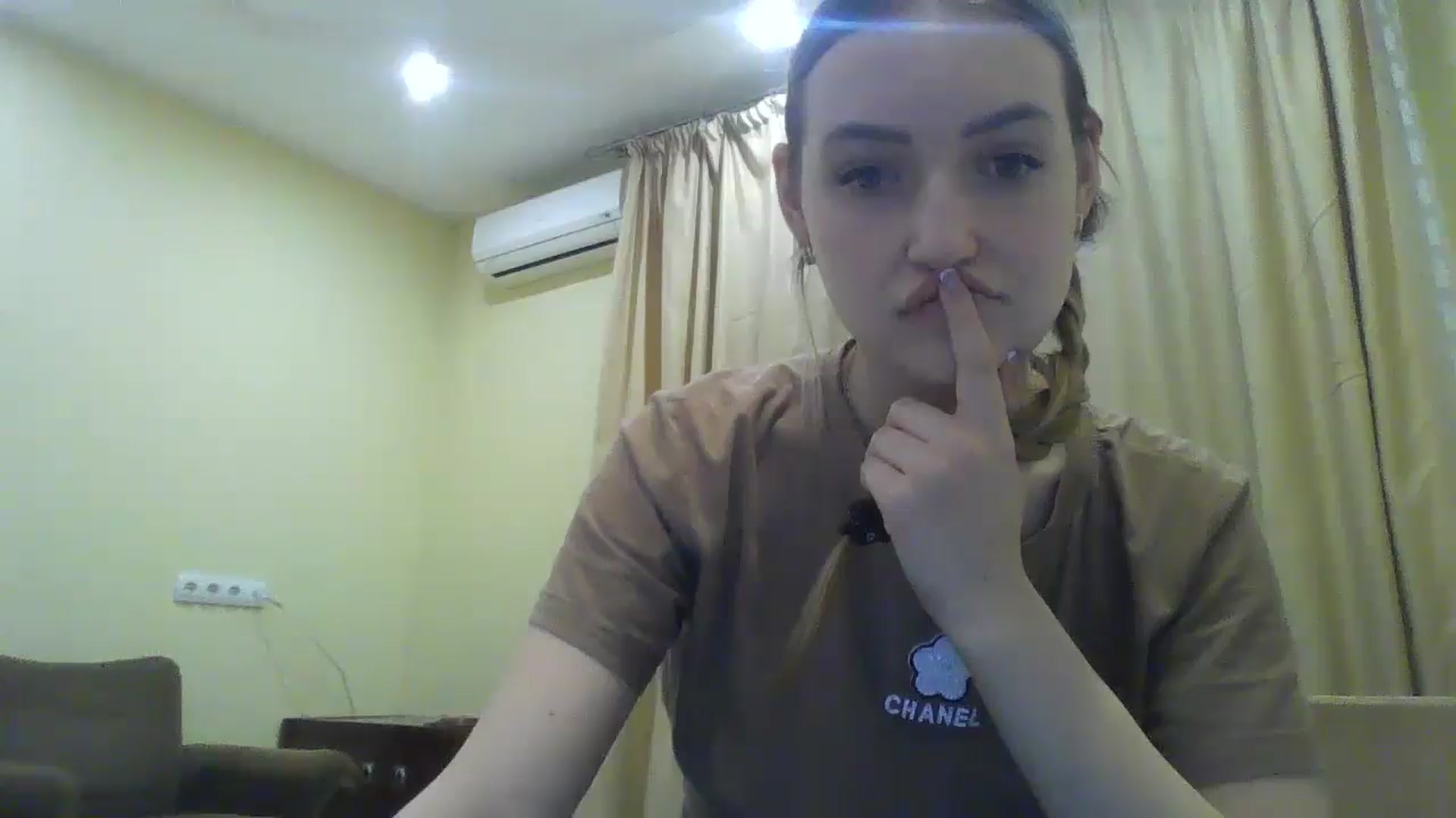 Gallery image thumbnail from EmmaDream18's myfreecams stream on, 12/25/2025, 21:10 image 19 of 20
