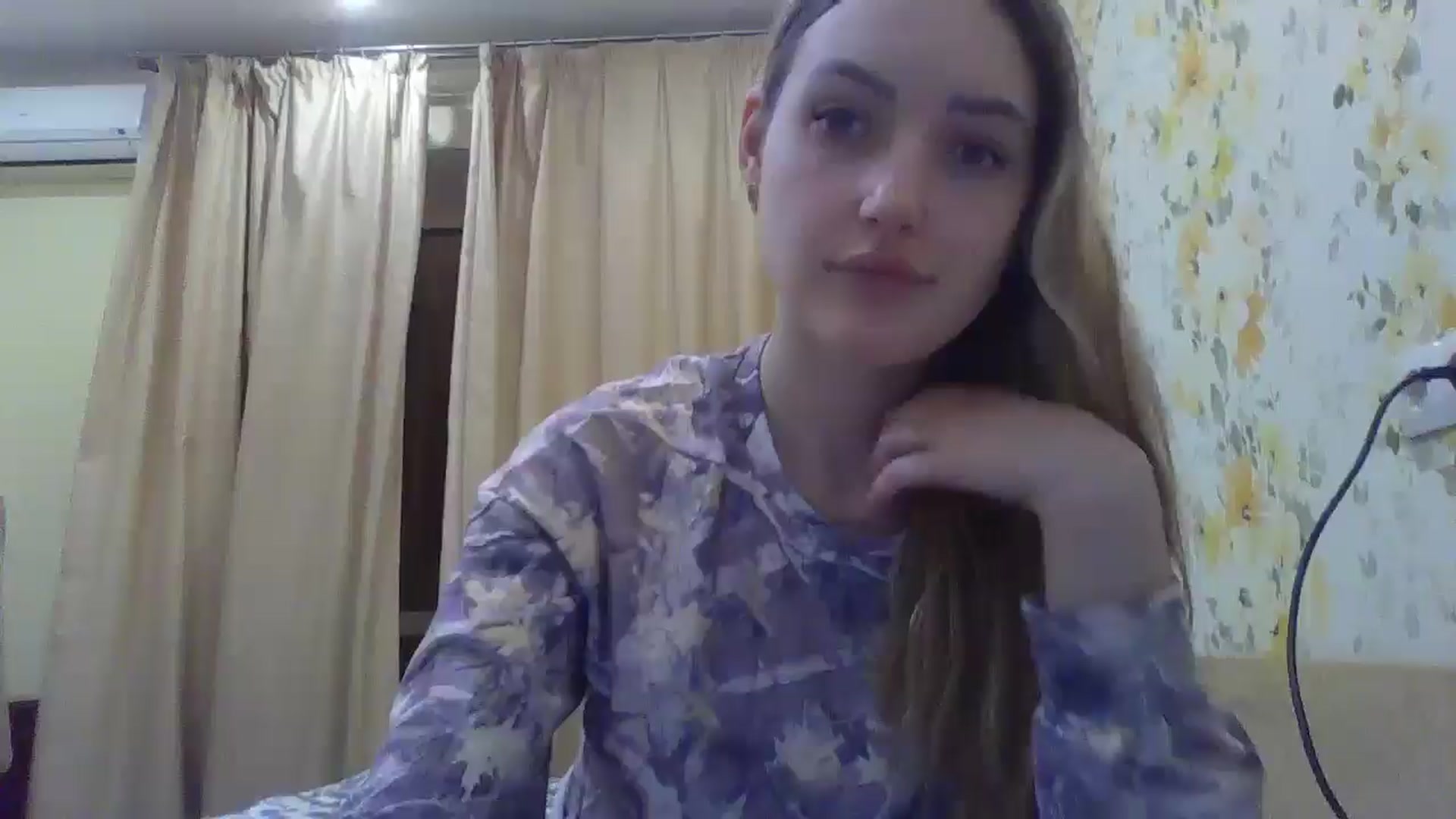 Gallery image thumbnail from EmmaDream18's myfreecams stream on, 12/26/2025, 24:13 image 17 of 20