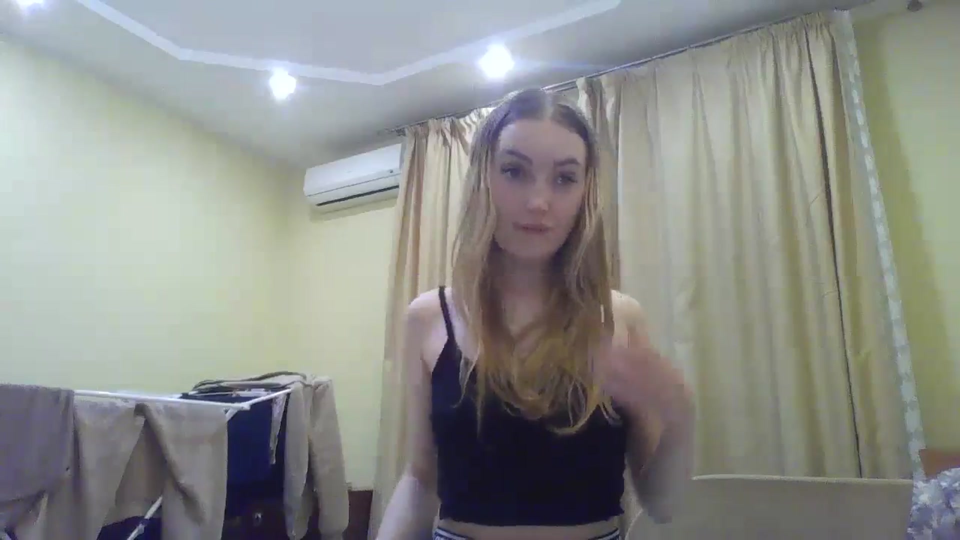 Gallery image thumbnail from EmmaDream18's myfreecams stream on, 12/26/2025, 16:29 image 17 of 20