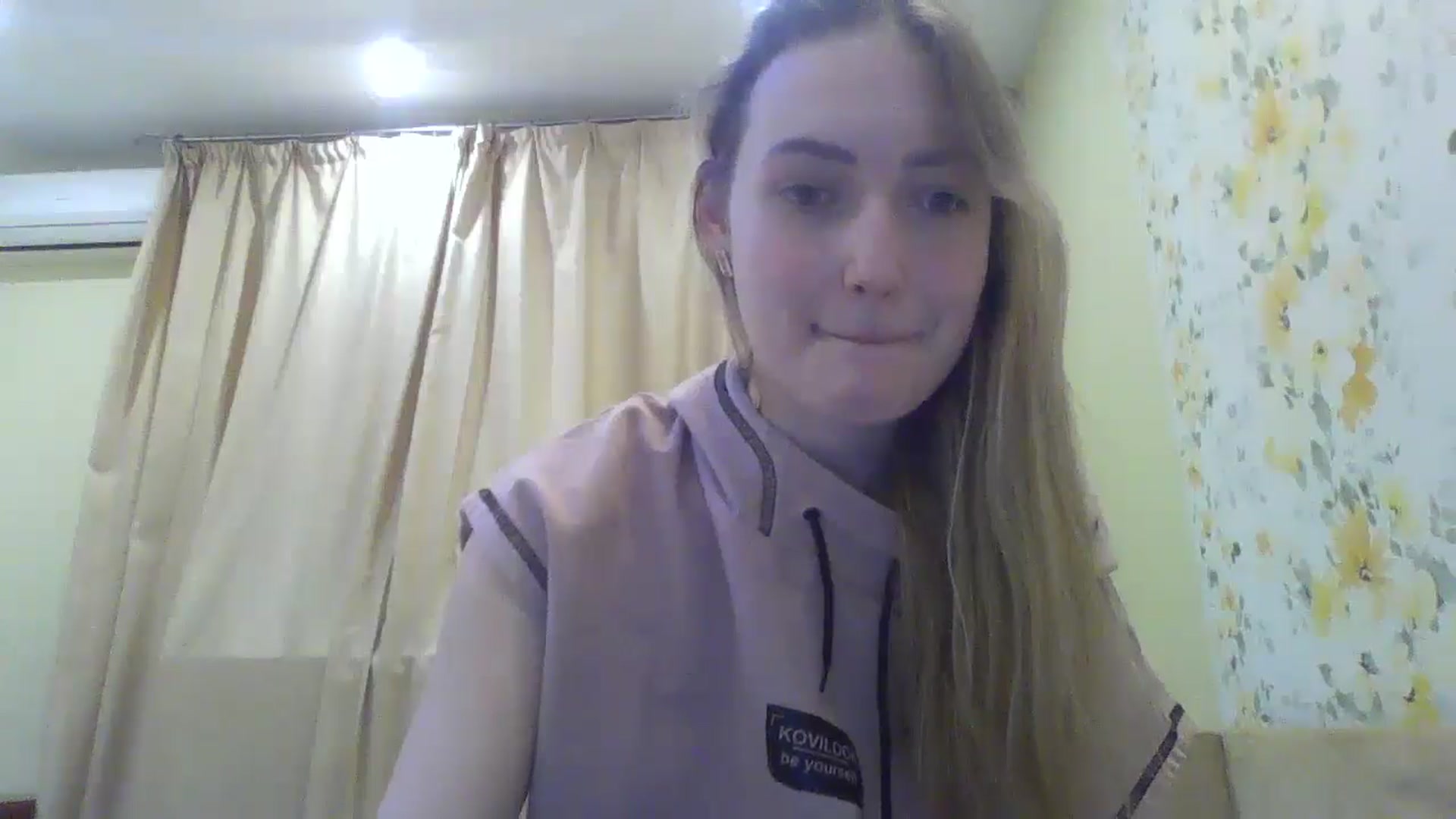 Gallery image thumbnail from EmmaDream18's myfreecams stream on, 01/06/2026, 14:55 image 10 of 20