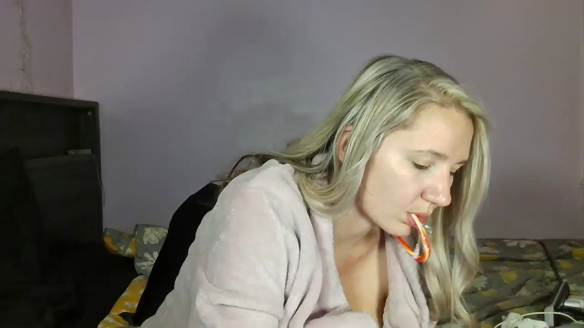 Gallery image thumbnail from EmmaHaze's myfreecams stream on, 12/24/2024, 07:19 image 10 of 20
