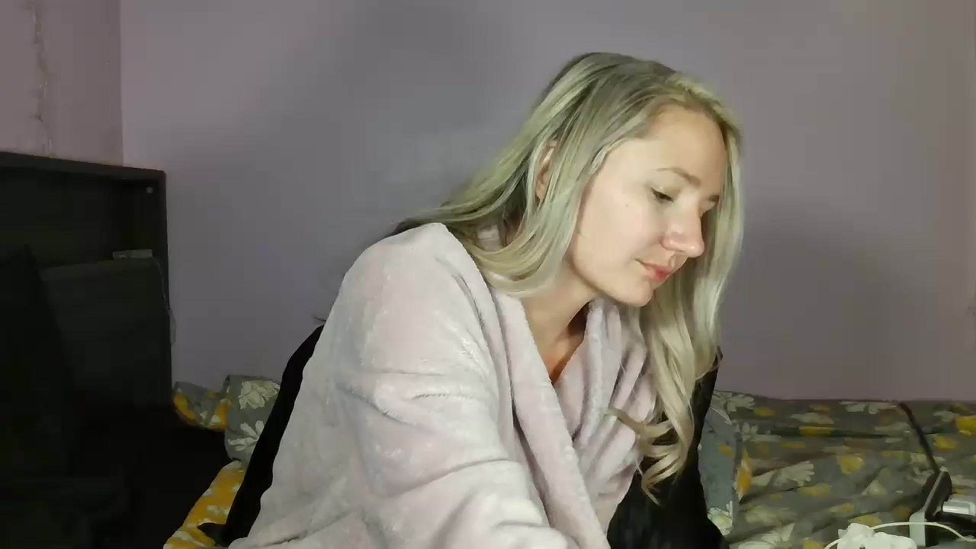Gallery image thumbnail from EmmaHaze's myfreecams stream on, 12/24/2024, 07:19 image 14 of 20