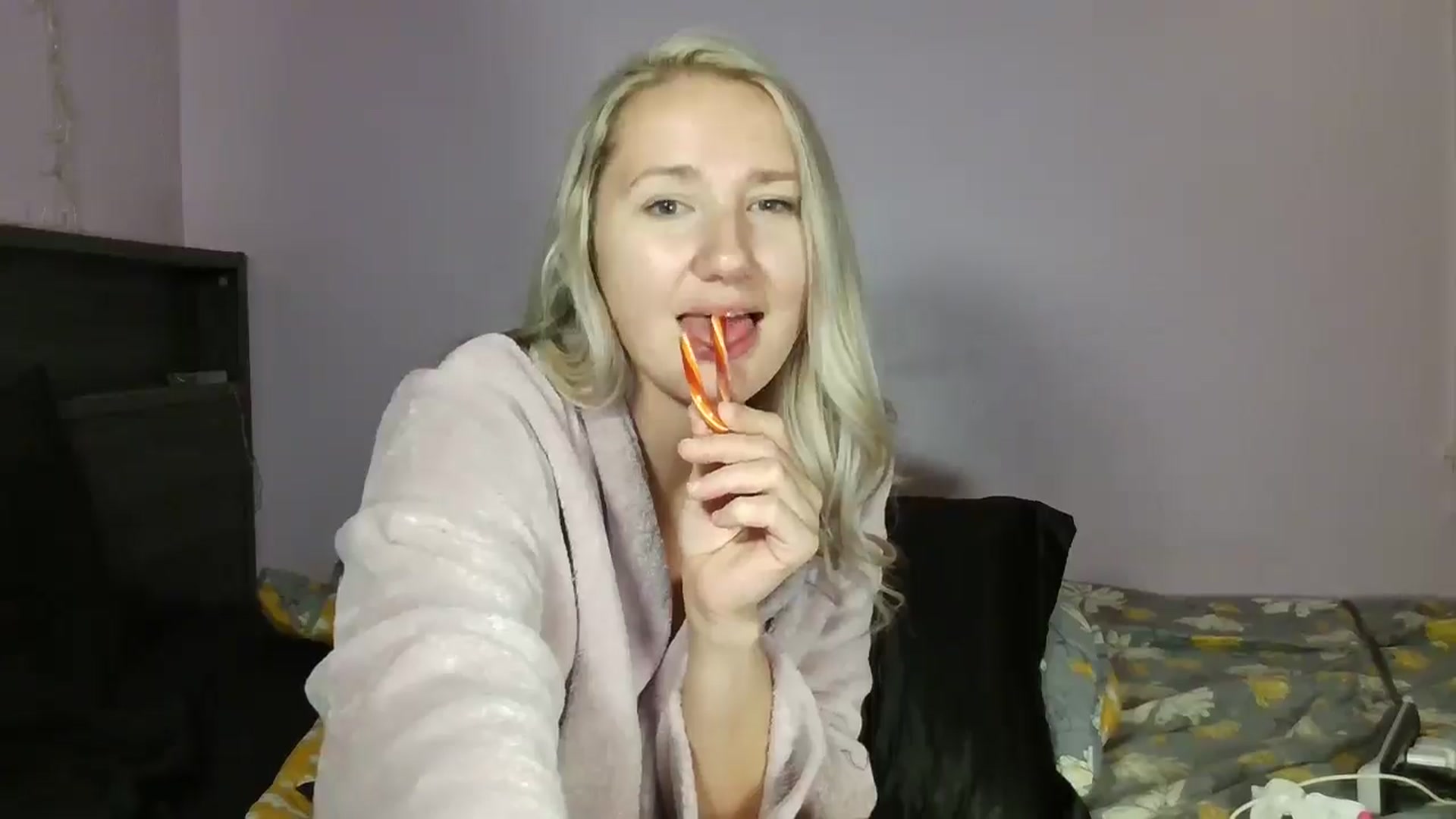 Gallery image thumbnail from EmmaHaze's myfreecams stream on, 12/24/2024, 07:19 image 7 of 20