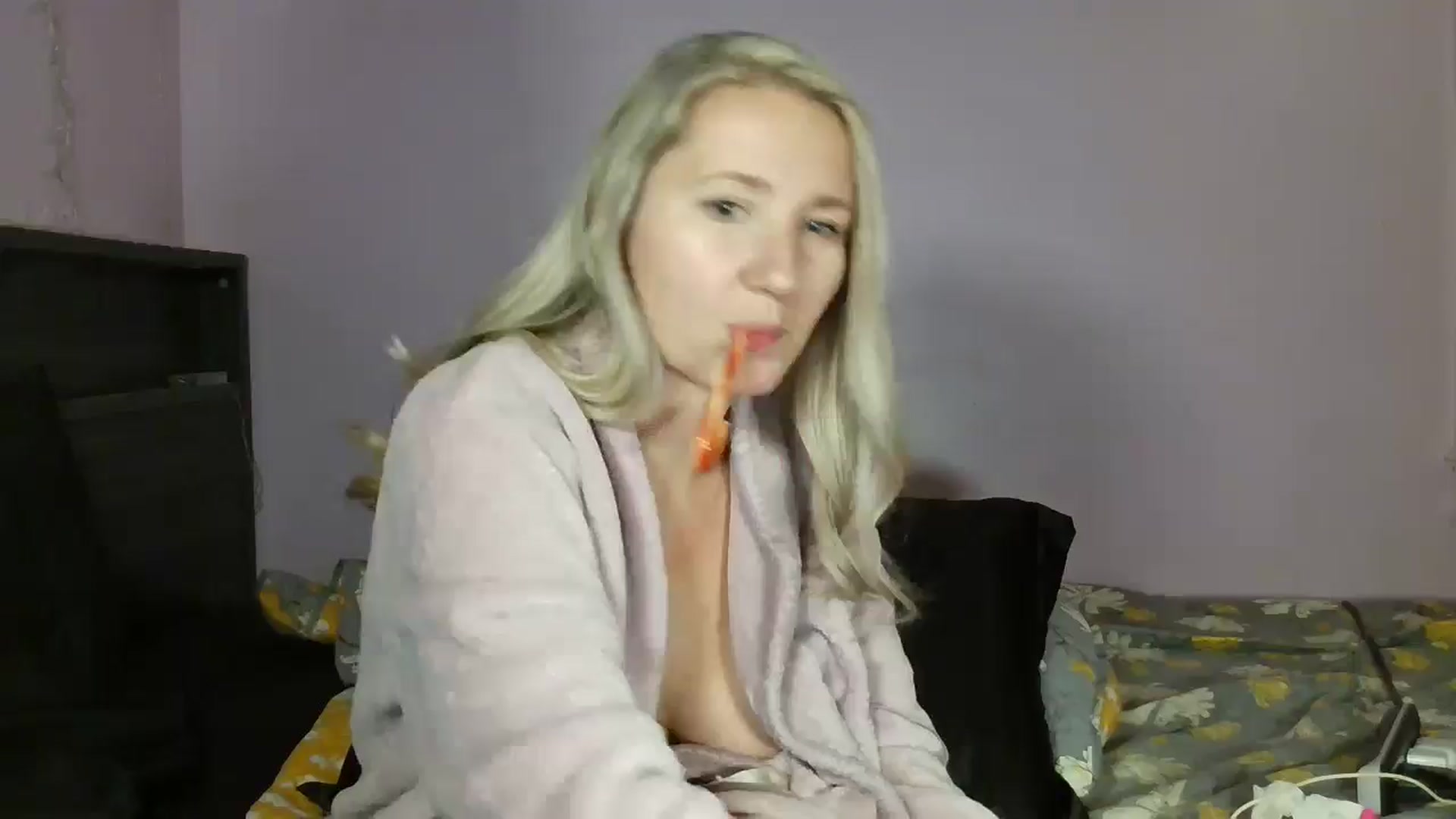Gallery image thumbnail from EmmaHaze's myfreecams stream on, 12/24/2024, 07:19 image 2 of 20