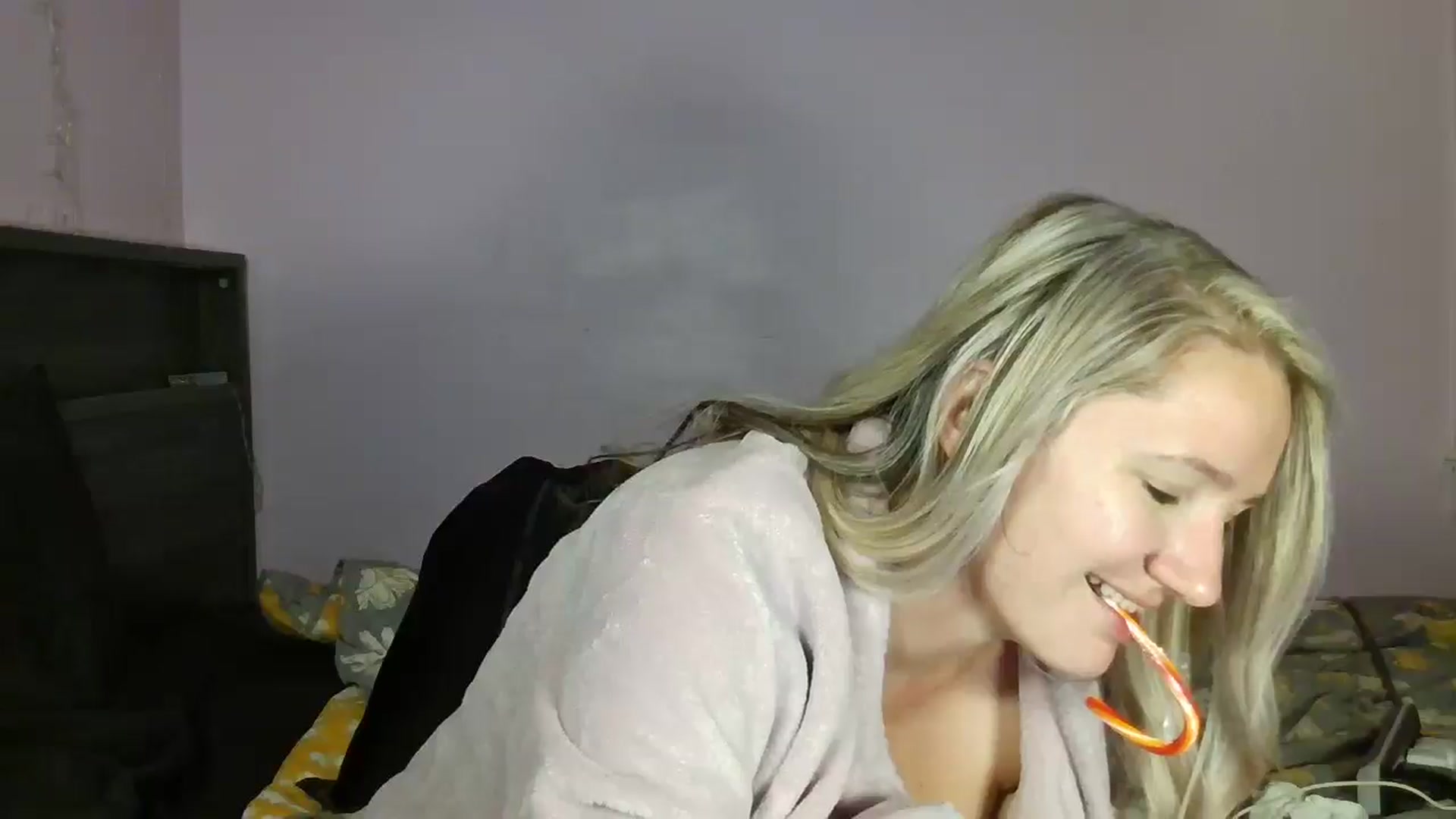 Gallery image thumbnail from EmmaHaze's myfreecams stream on, 12/24/2024, 07:19 image 12 of 20