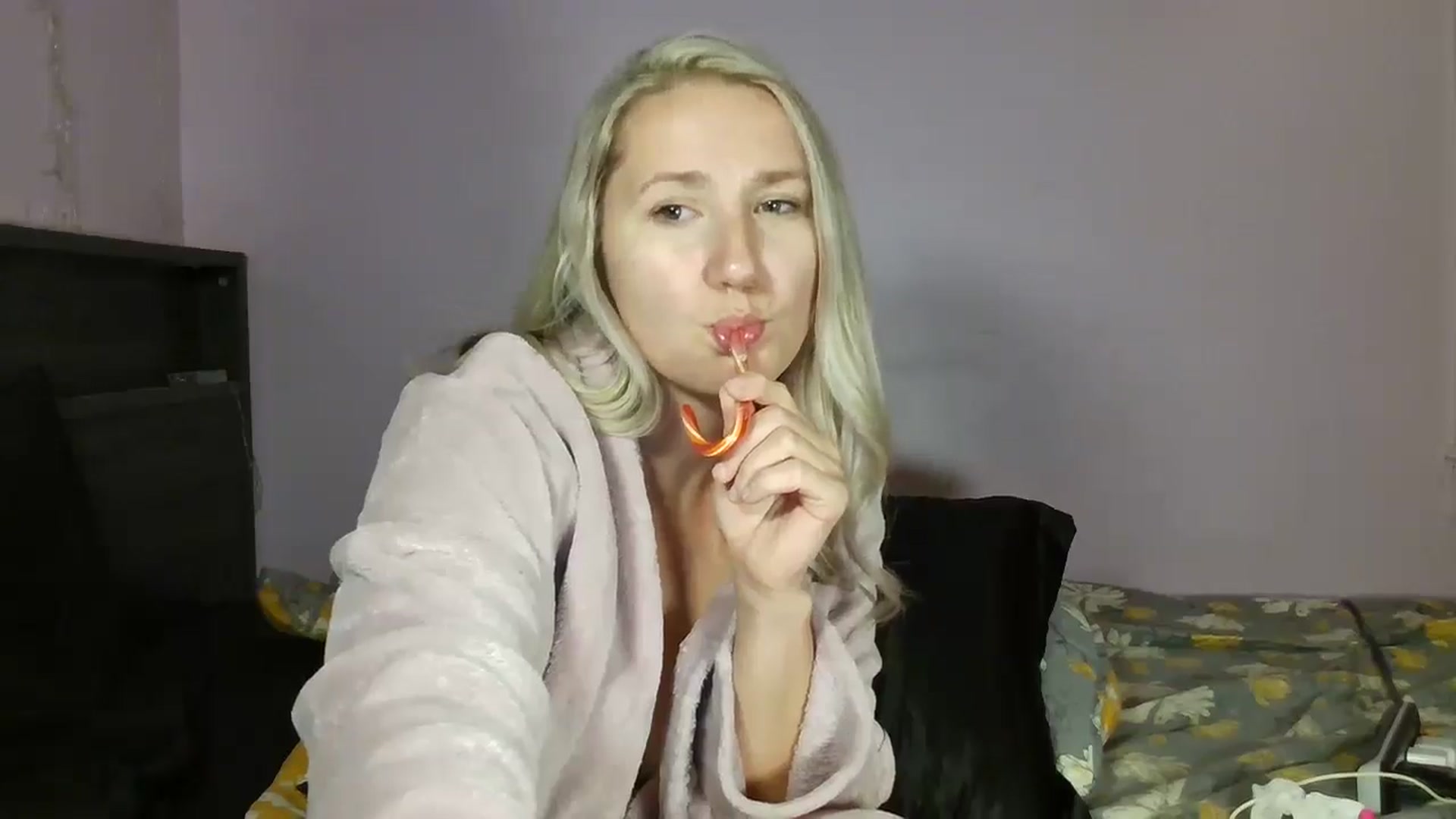 Gallery image thumbnail from EmmaHaze's myfreecams stream on, 12/24/2024, 07:19 image 4 of 20