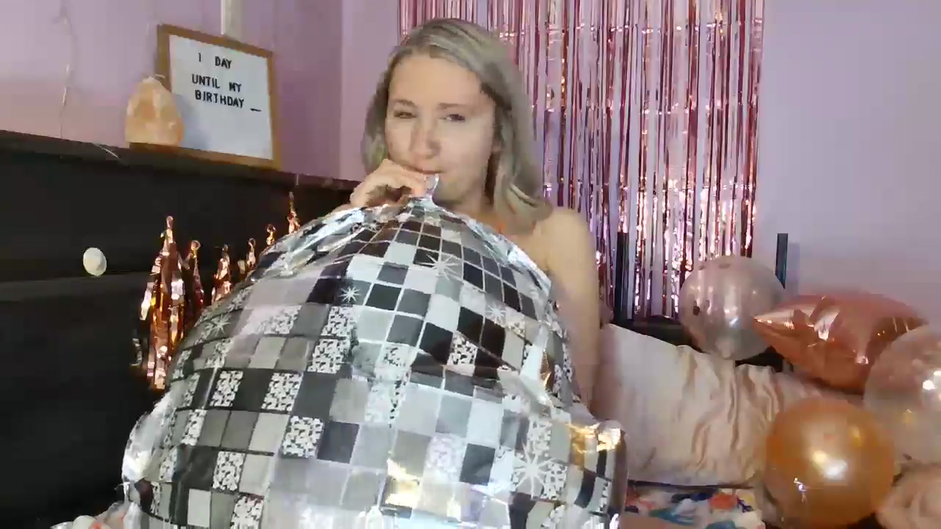 Gallery image thumbnail from EmmaHaze's myfreecams stream on, 02/20/2025, 03:44 image 8 of 20
