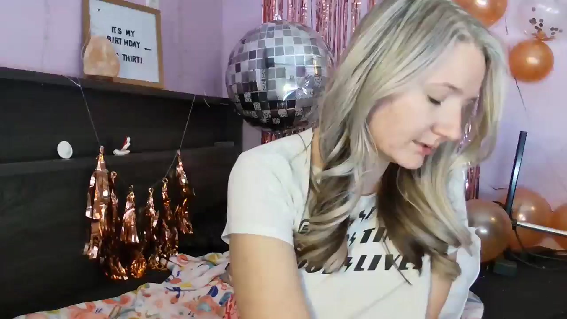 Gallery image thumbnail from EmmaHaze's myfreecams stream on, 02/21/2025, 07:00 image 1 of 20