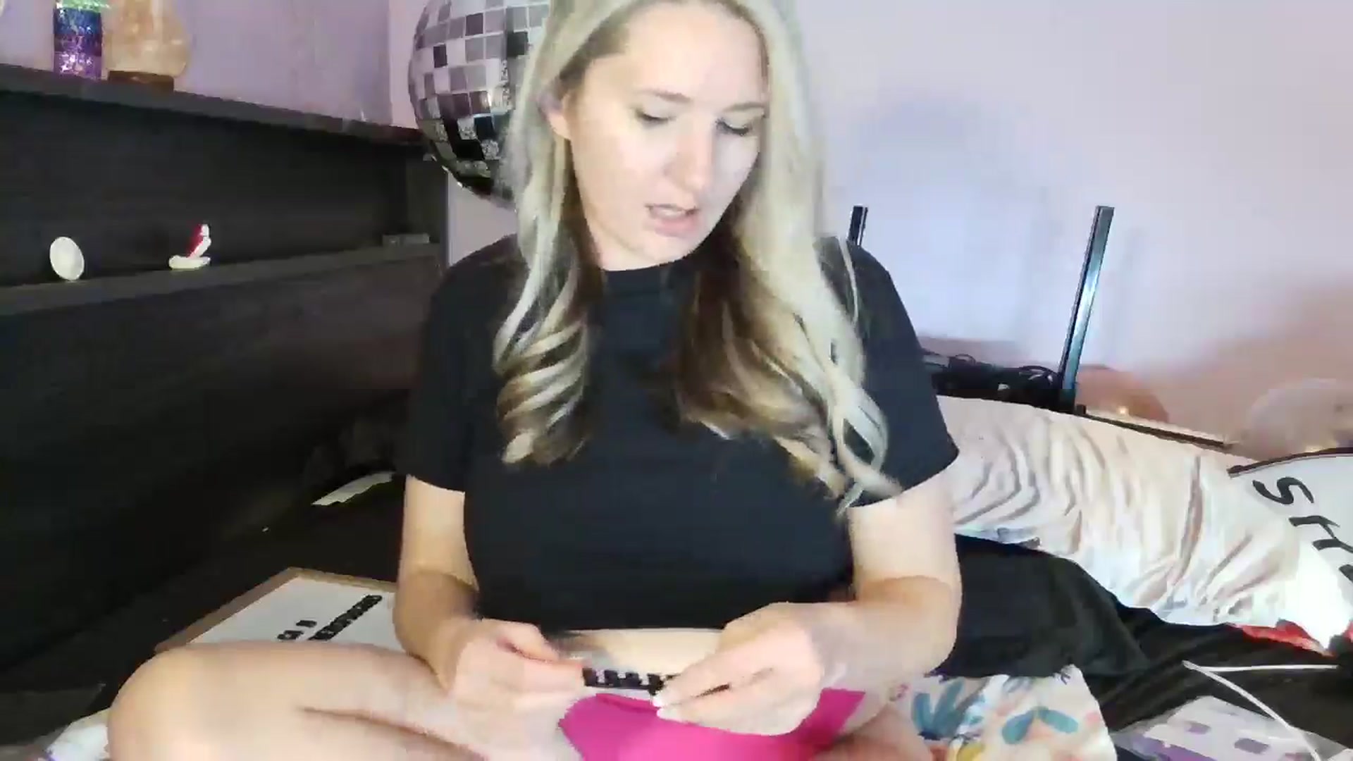 Gallery image thumbnail from EmmaHaze's myfreecams stream on, 02/24/2025, 05:41 image 18 of 20