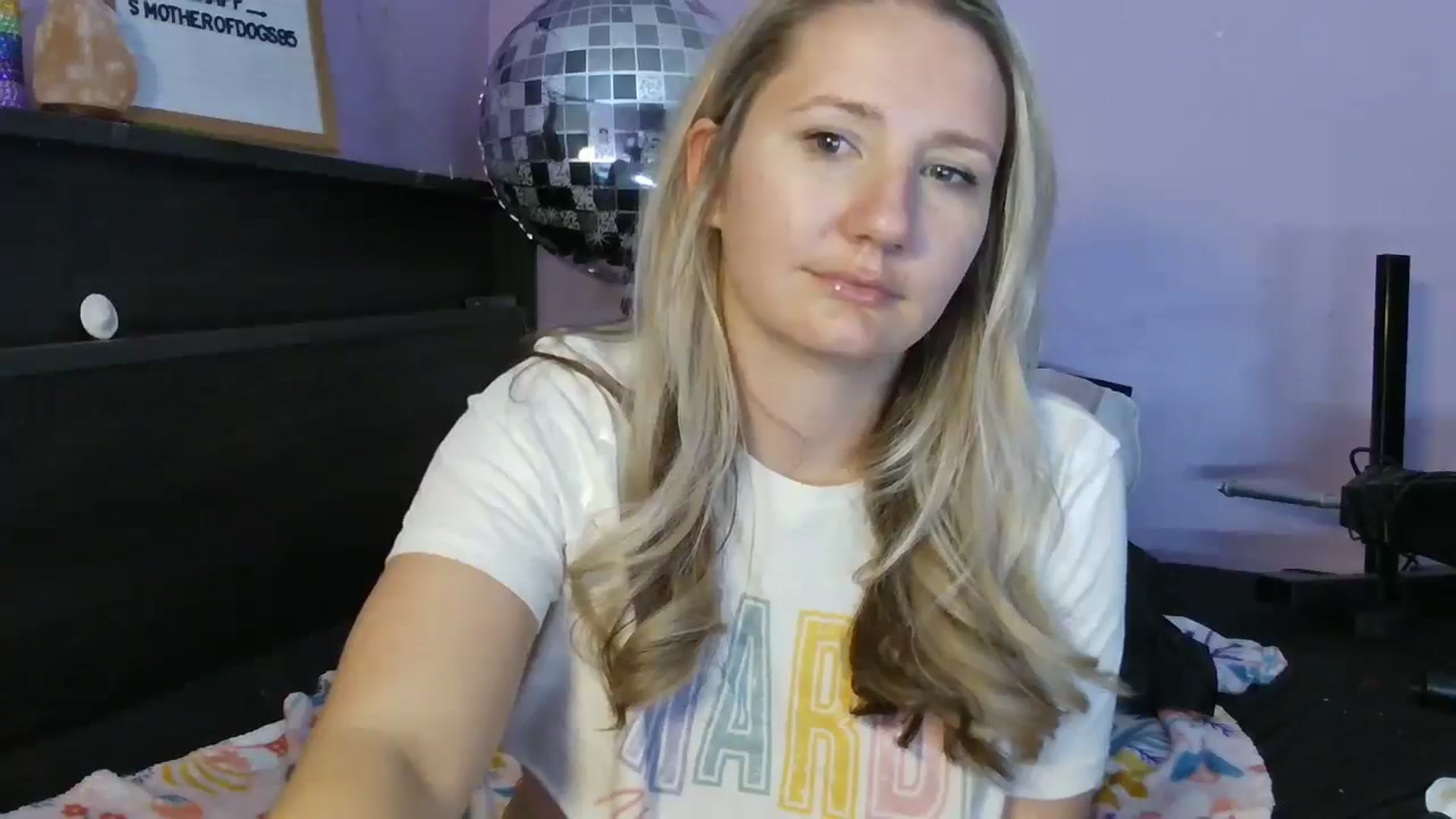 Gallery image thumbnail from EmmaHaze's myfreecams stream on, 03/05/2025, 07:25 image 16 of 20