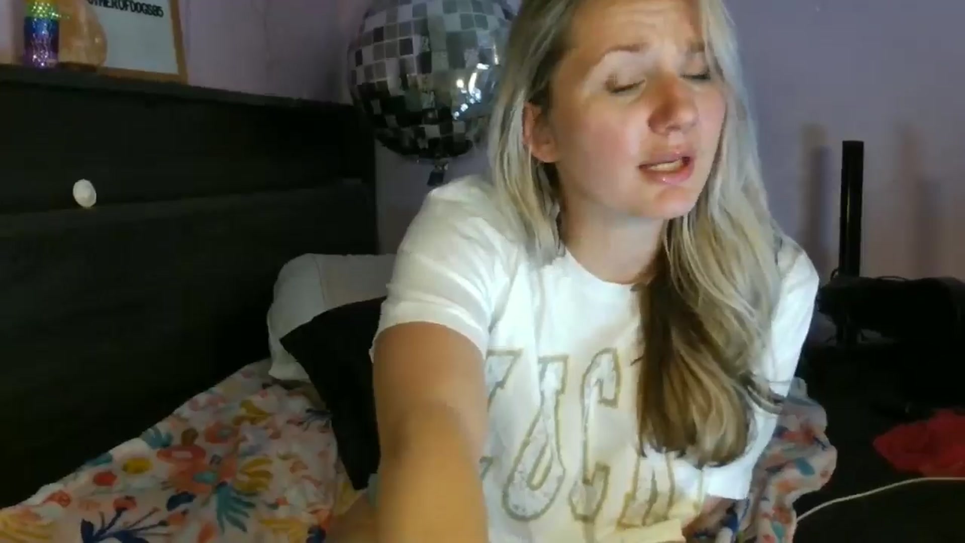 Gallery image thumbnail from EmmaHaze's myfreecams stream on, 03/18/2025, 06:49 image 17 of 20