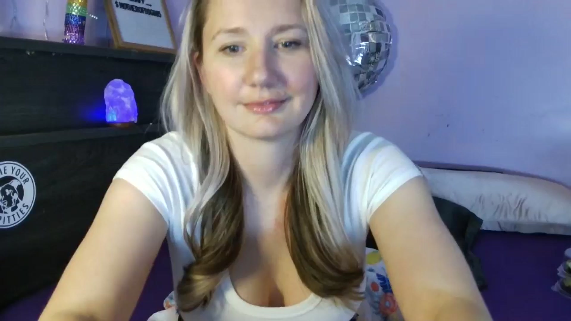 Gallery image thumbnail from EmmaHaze's myfreecams stream on, 03/30/2025, 07:09 image 18 of 20