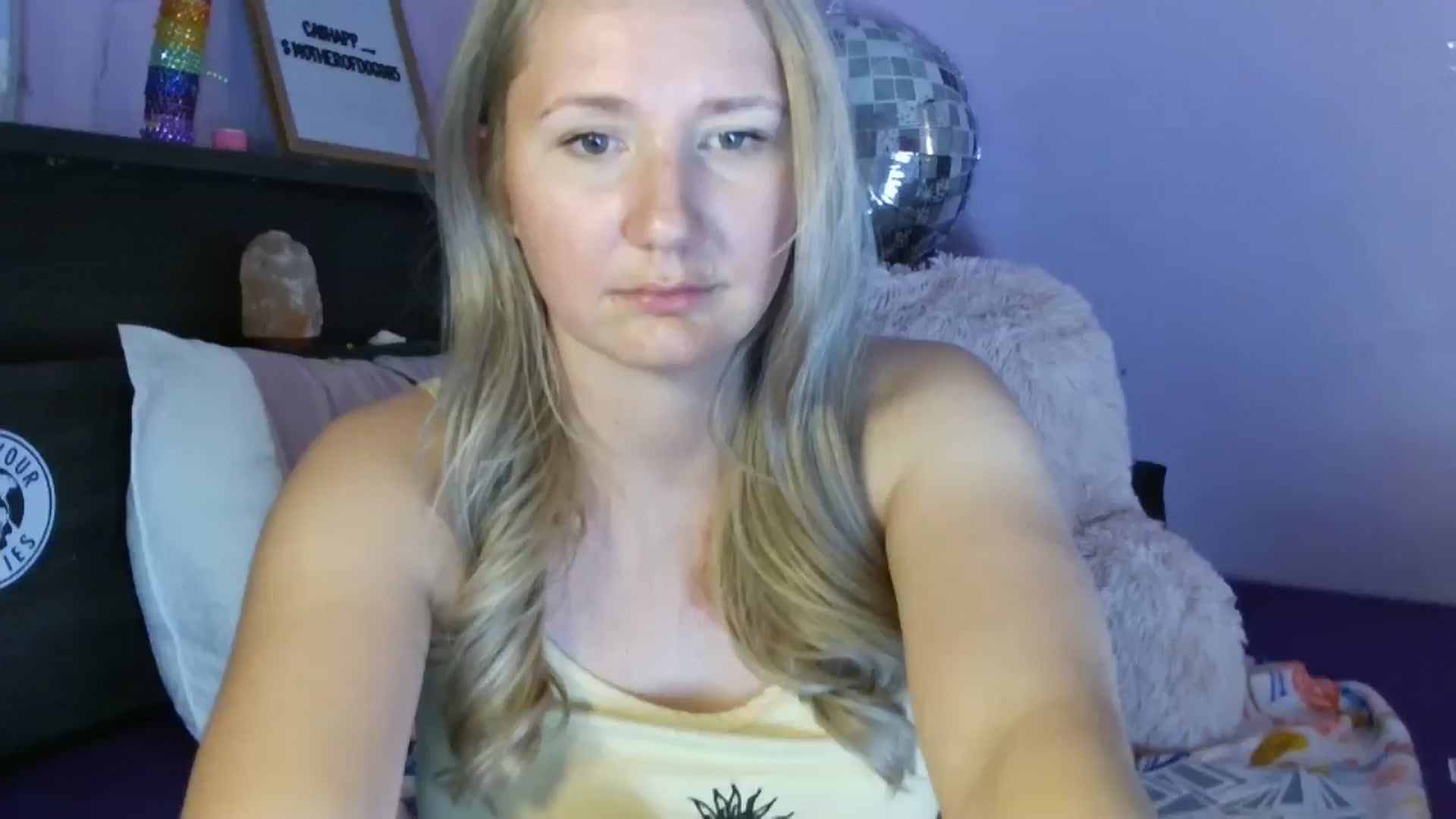 Gallery image thumbnail from EmmaHaze's myfreecams stream on, 04/14/2025, 03:31 image 10 of 20