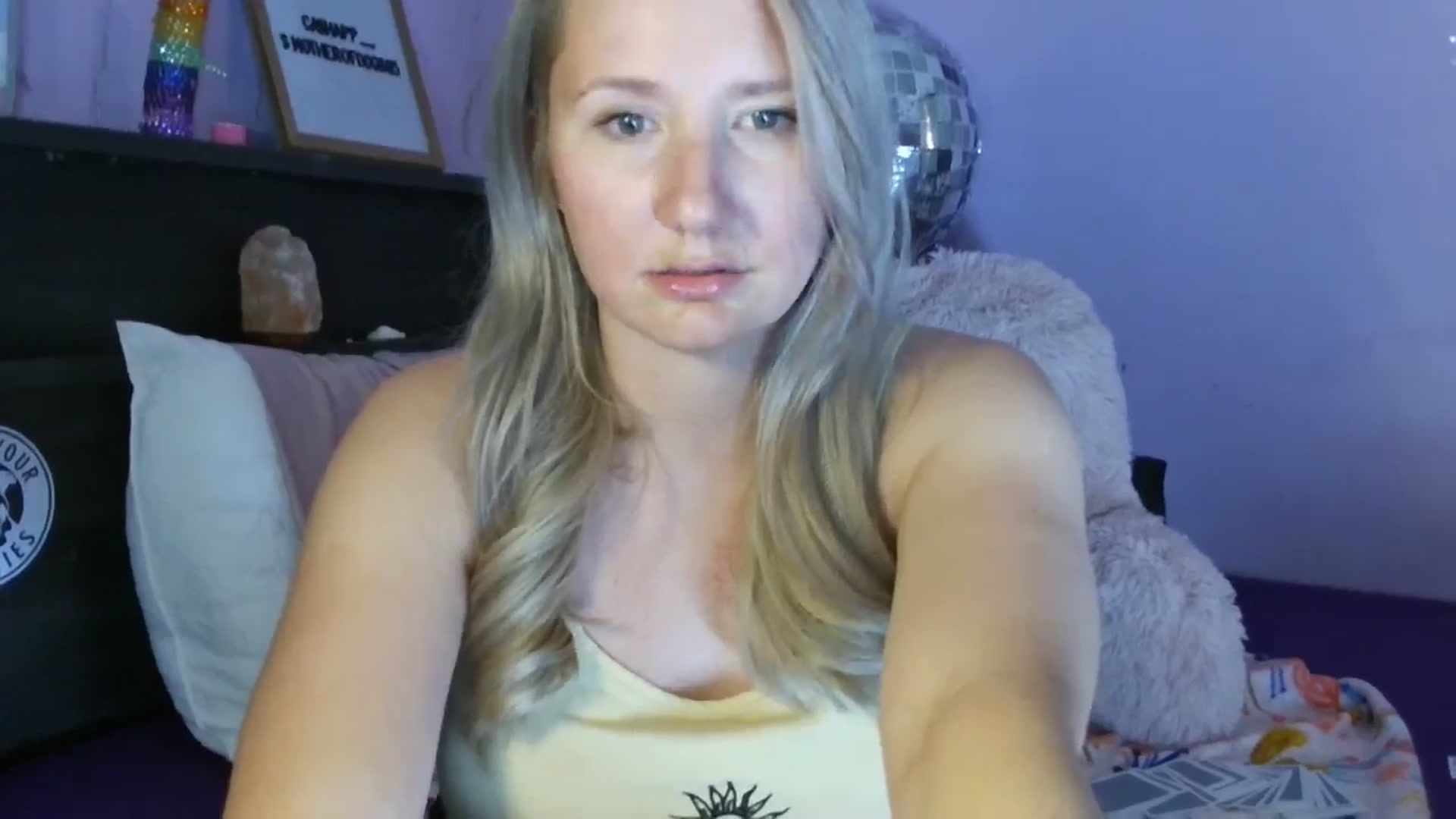 Gallery image thumbnail from EmmaHaze's myfreecams stream on, 04/14/2025, 03:31 image 12 of 20