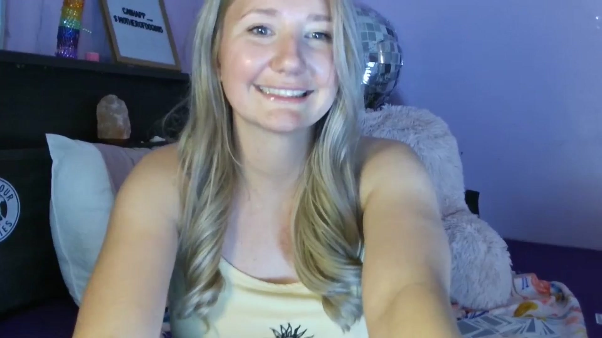 Gallery image thumbnail from EmmaHaze's myfreecams stream on, 04/14/2025, 03:31 image 17 of 20
