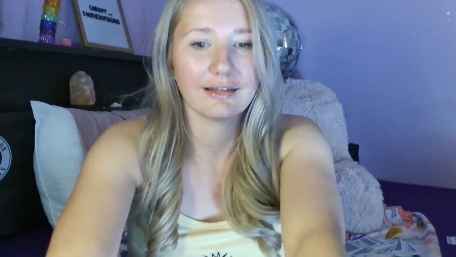 Gallery image thumbnail from EmmaHaze's myfreecams stream on, 04/14/2025, 03:31 image 18 of 20
