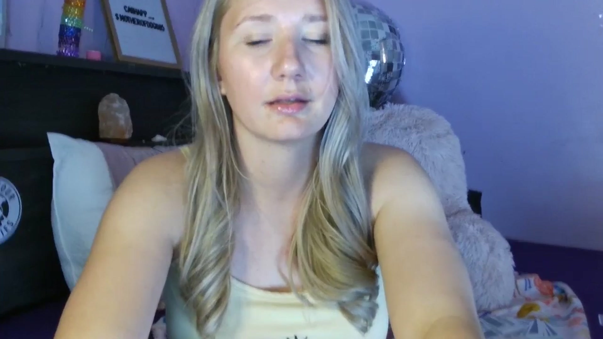 Gallery image thumbnail from EmmaHaze's myfreecams stream on, 04/14/2025, 03:31 image 16 of 20