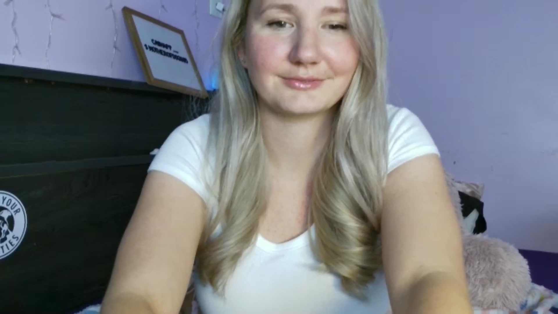 Gallery image thumbnail from EmmaHaze's myfreecams stream on, 05/06/2025, 03:03 image 2 of 20