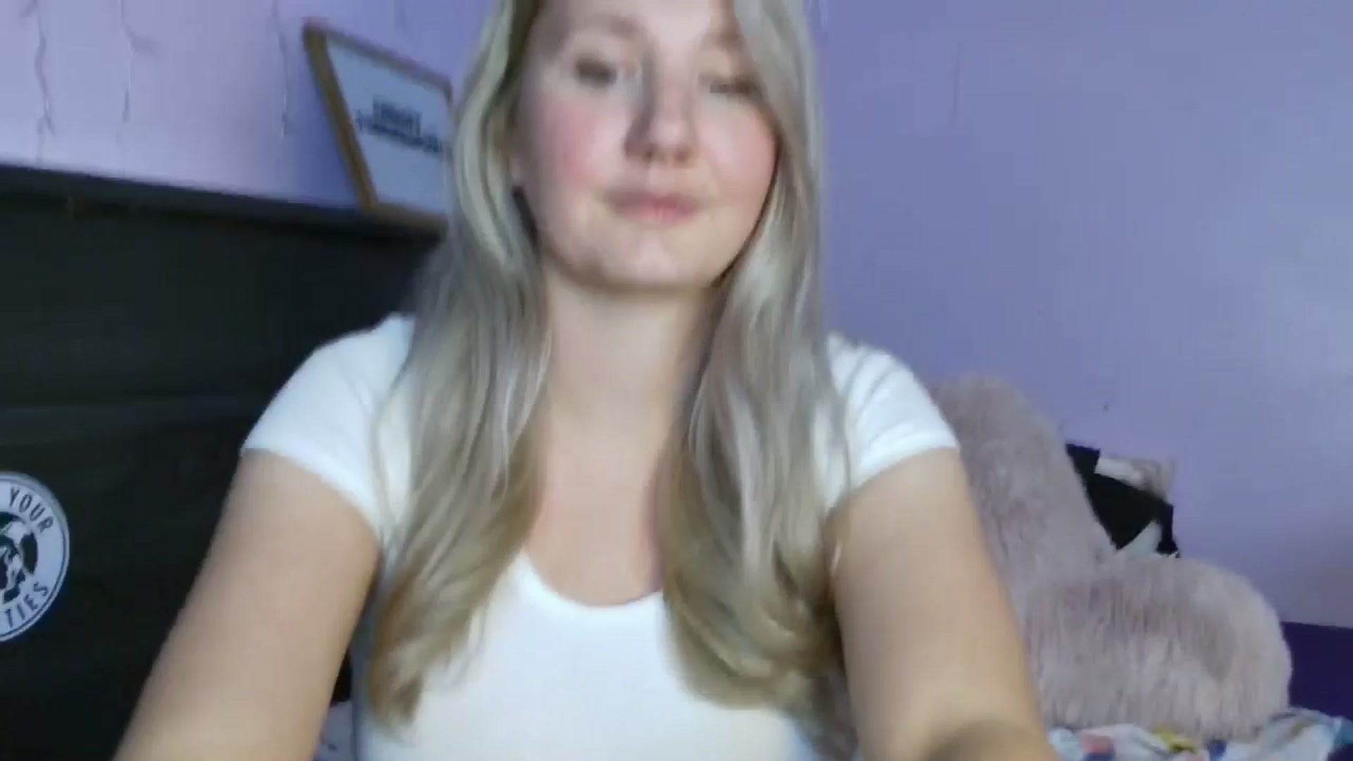 Gallery image thumbnail from EmmaHaze's myfreecams stream on, 05/06/2025, 03:03 image 16 of 20