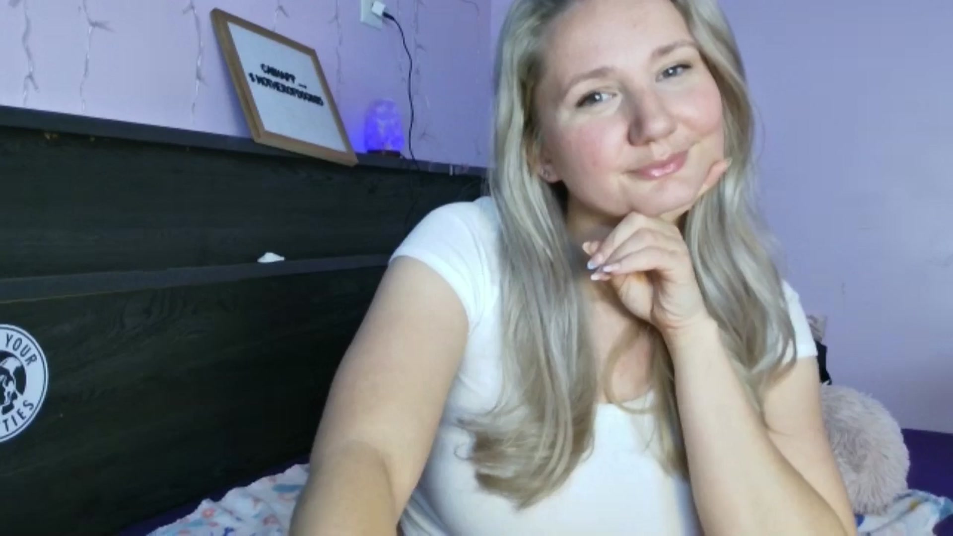 Gallery image thumbnail from EmmaHaze's myfreecams stream on, 05/06/2025, 03:03 image 19 of 20