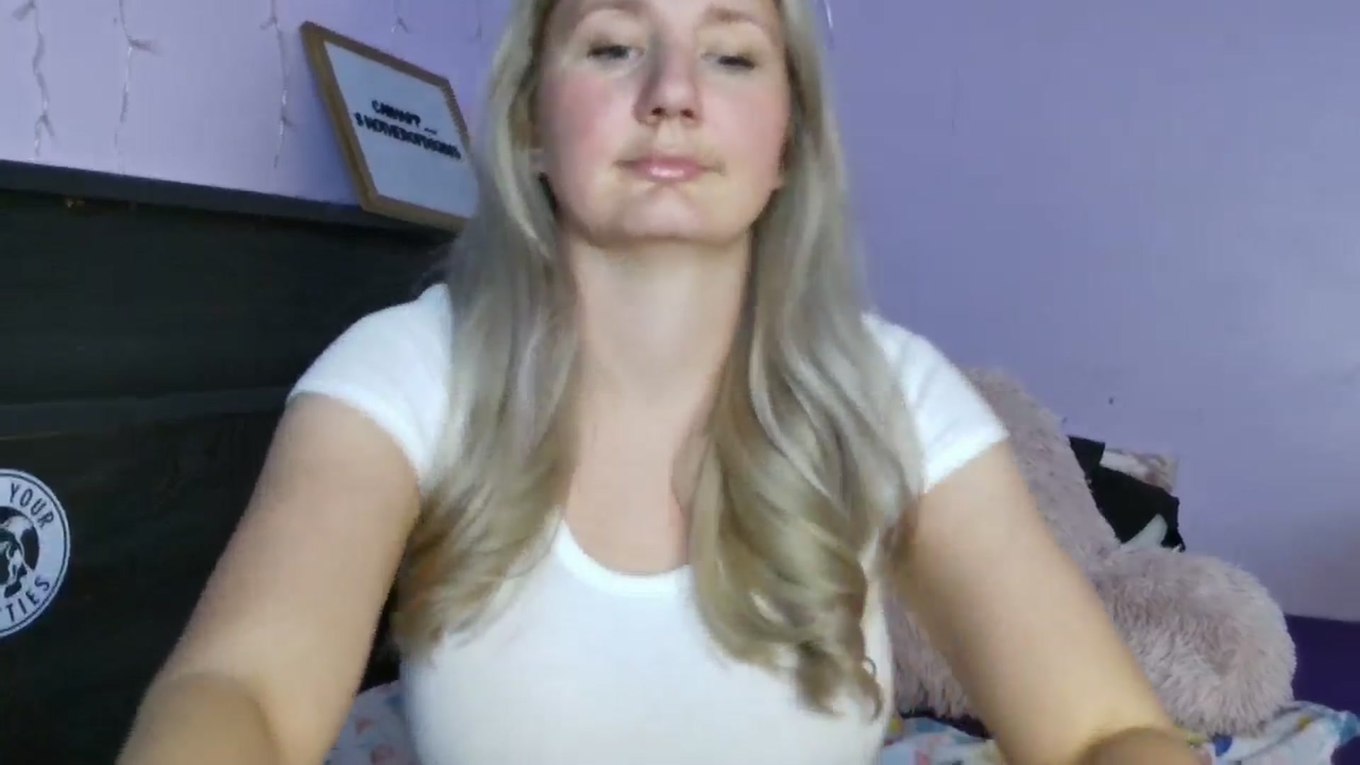Gallery image thumbnail from EmmaHaze's myfreecams stream on, 05/06/2025, 03:03 image 18 of 20