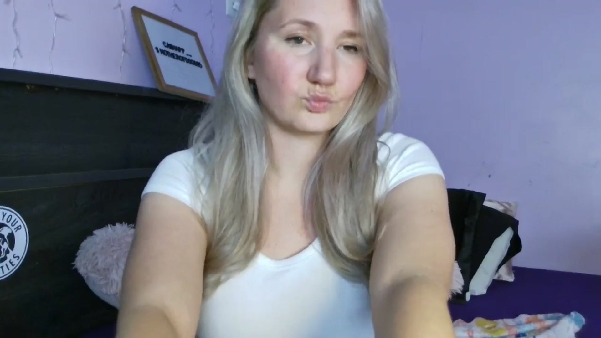 Gallery image thumbnail from EmmaHaze's myfreecams stream on, 05/06/2025, 03:40 image 2 of 20