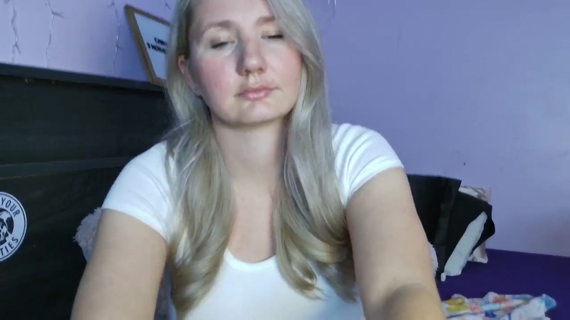 Gallery image thumbnail from EmmaHaze's myfreecams stream on, 05/06/2025, 03:40 image 6 of 20