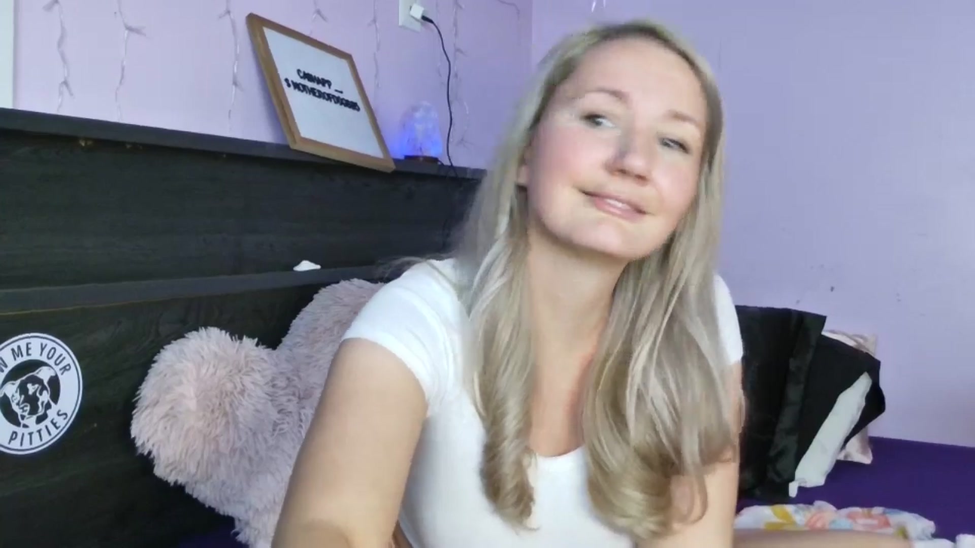 Gallery image thumbnail from EmmaHaze's myfreecams stream on, 05/06/2025, 03:40 image 16 of 20