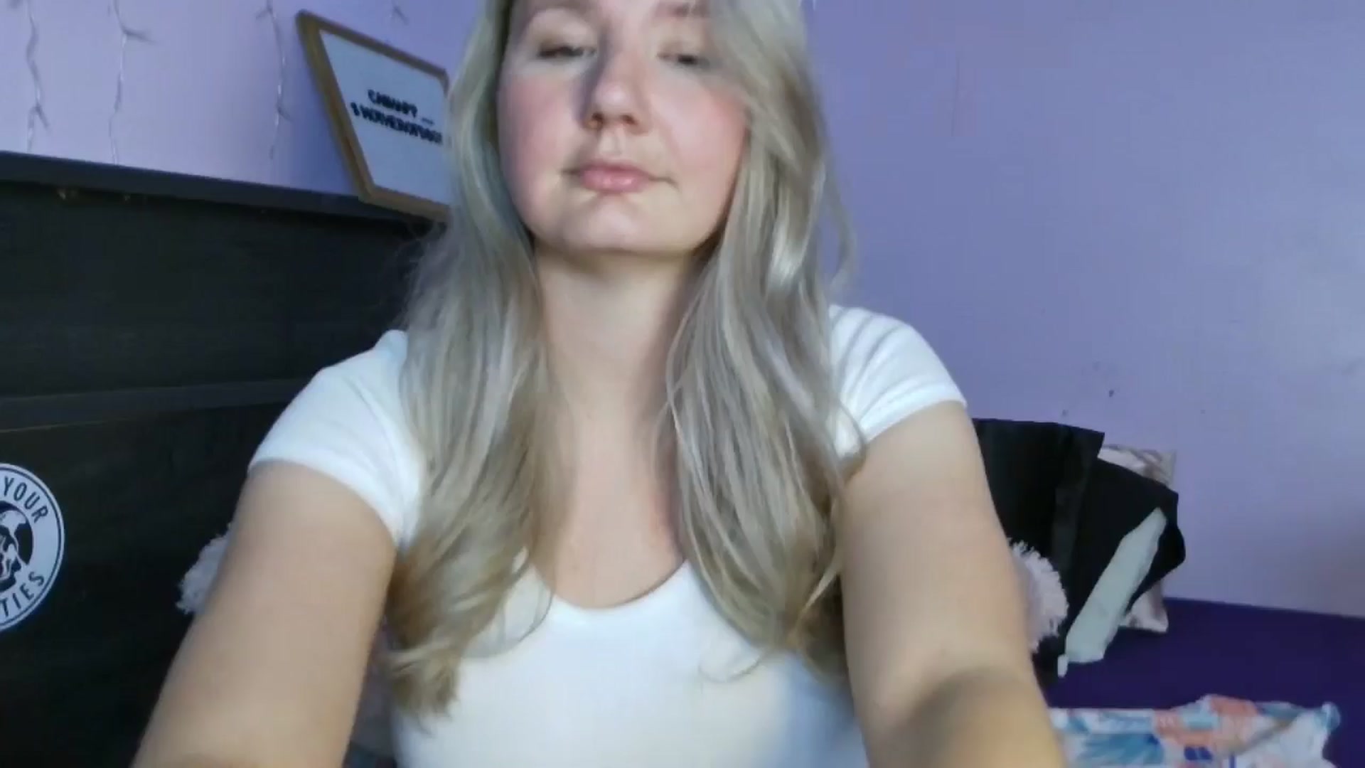 Gallery image thumbnail from EmmaHaze's myfreecams stream on, 05/06/2025, 03:40 image 1 of 20