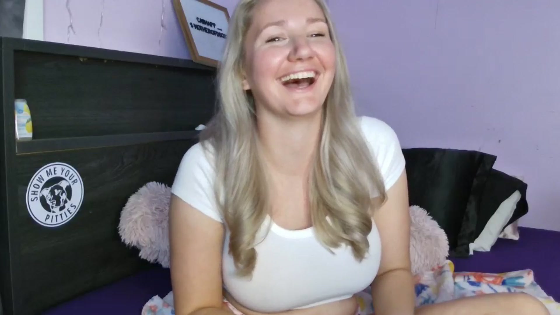 Gallery image thumbnail from EmmaHaze's myfreecams stream on, 05/06/2025, 06:05 image 10 of 20