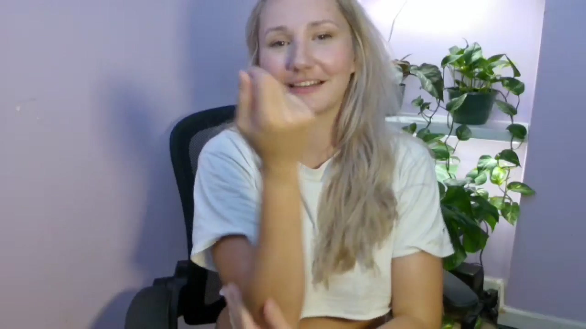 Gallery image thumbnail from EmmaHaze's myfreecams stream on, 08/17/2025, 06:05 image 16 of 20