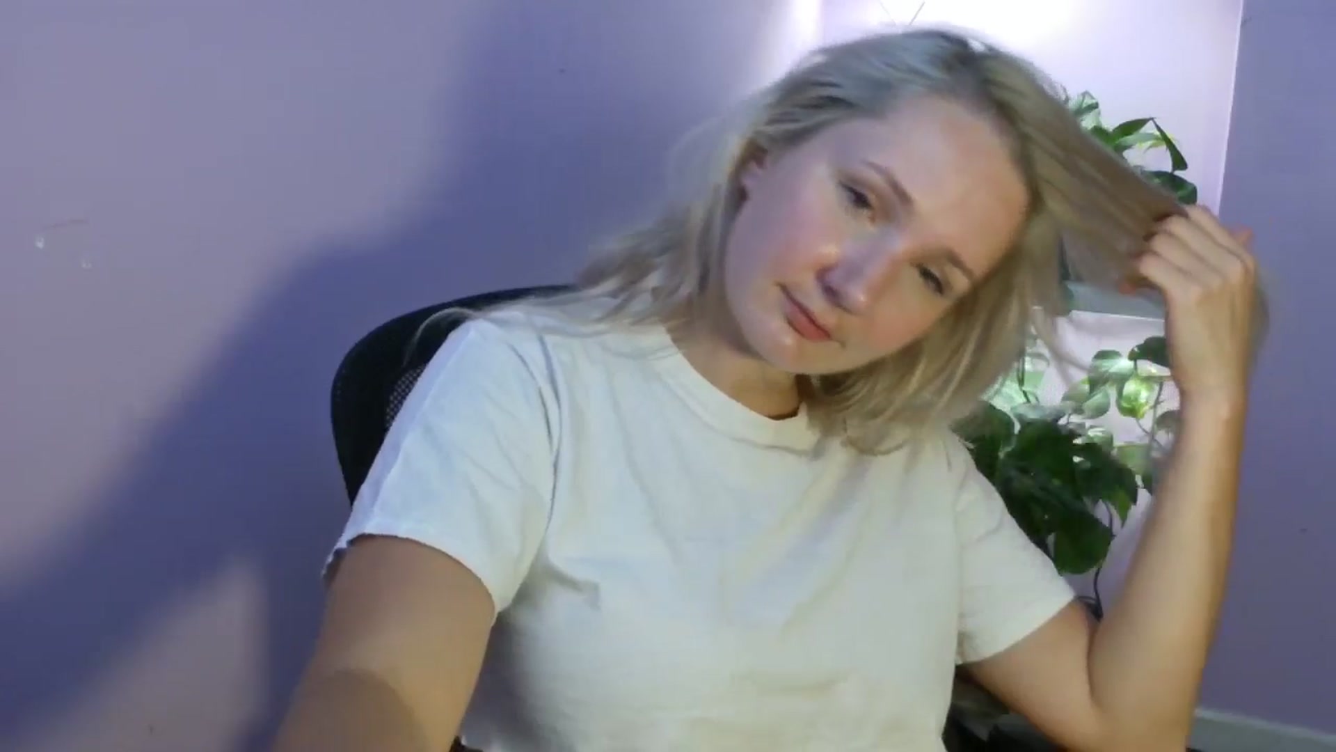 Gallery image thumbnail from EmmaHaze's myfreecams stream on, 08/17/2025, 06:05 image 4 of 20