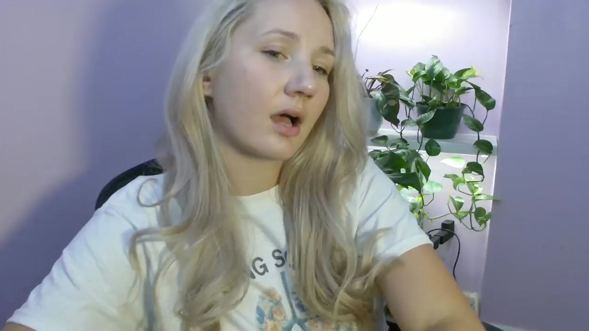 Gallery image thumbnail from EmmaHaze's myfreecams stream on, 08/20/2025, 06:03 image 1 of 20