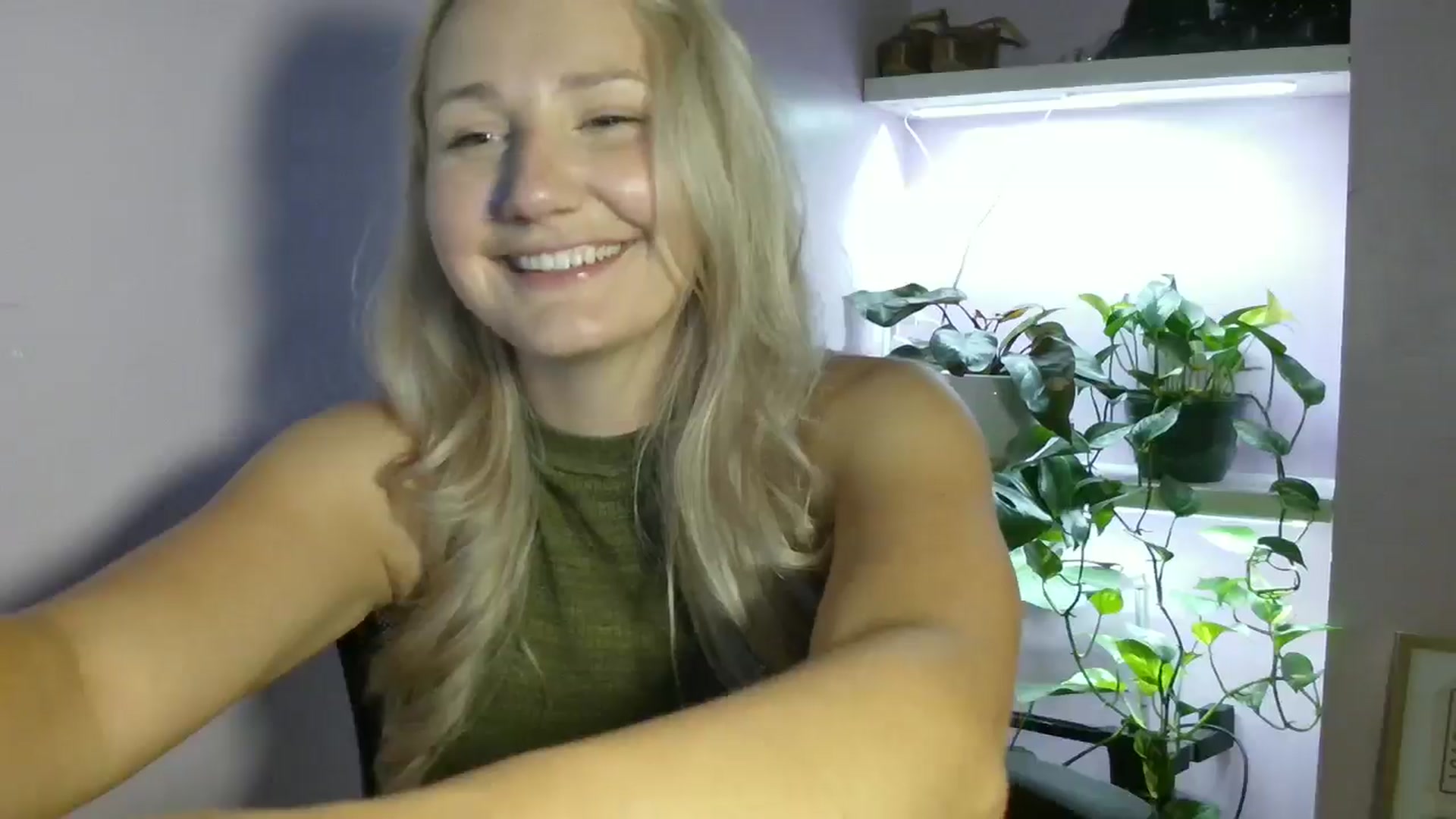 Gallery image thumbnail from EmmaHaze's myfreecams stream on, 08/24/2025, 03:09 image 16 of 20