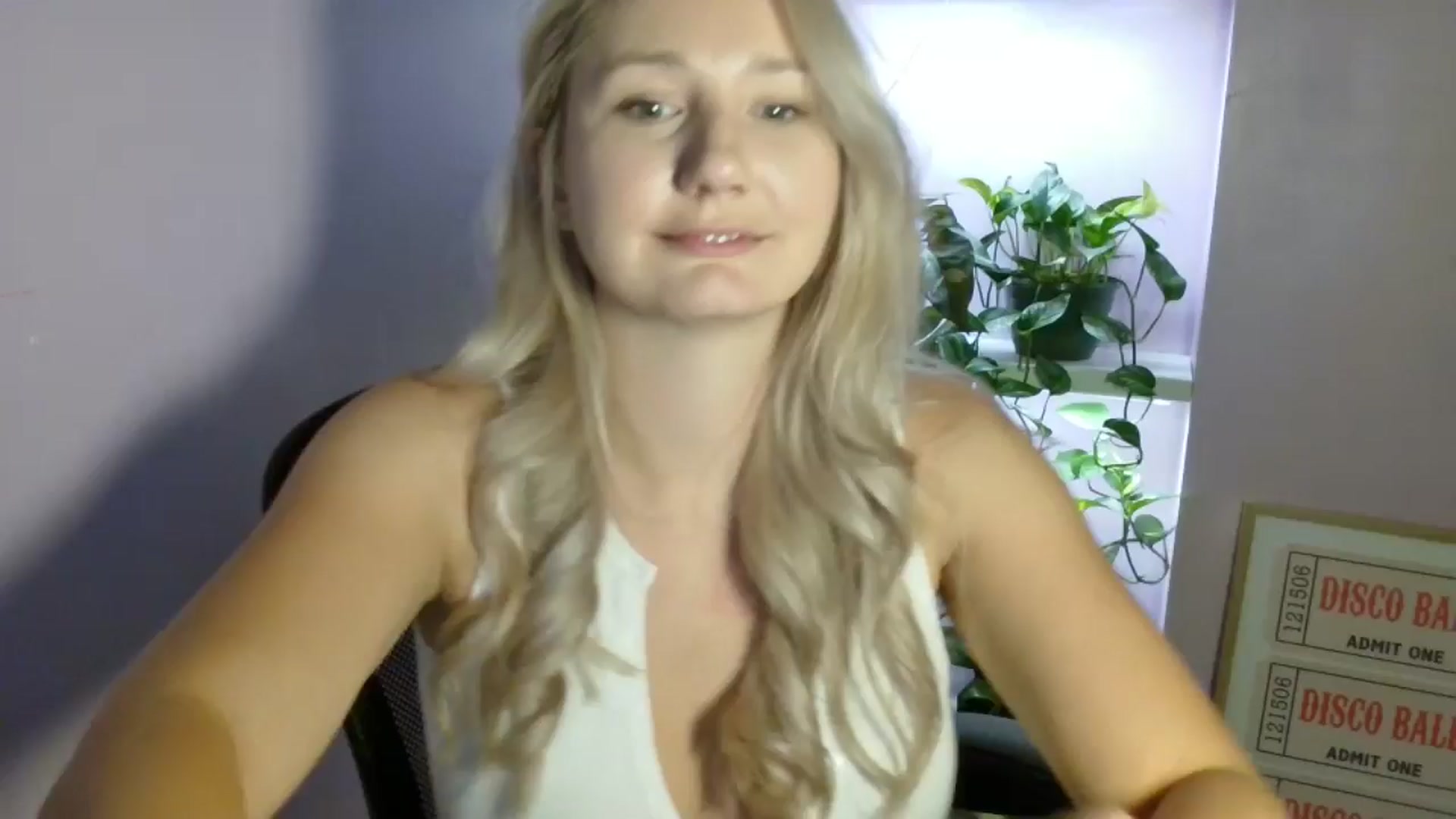 Gallery image thumbnail from EmmaHaze's myfreecams stream on, 08/26/2025, 05:20 image 16 of 20