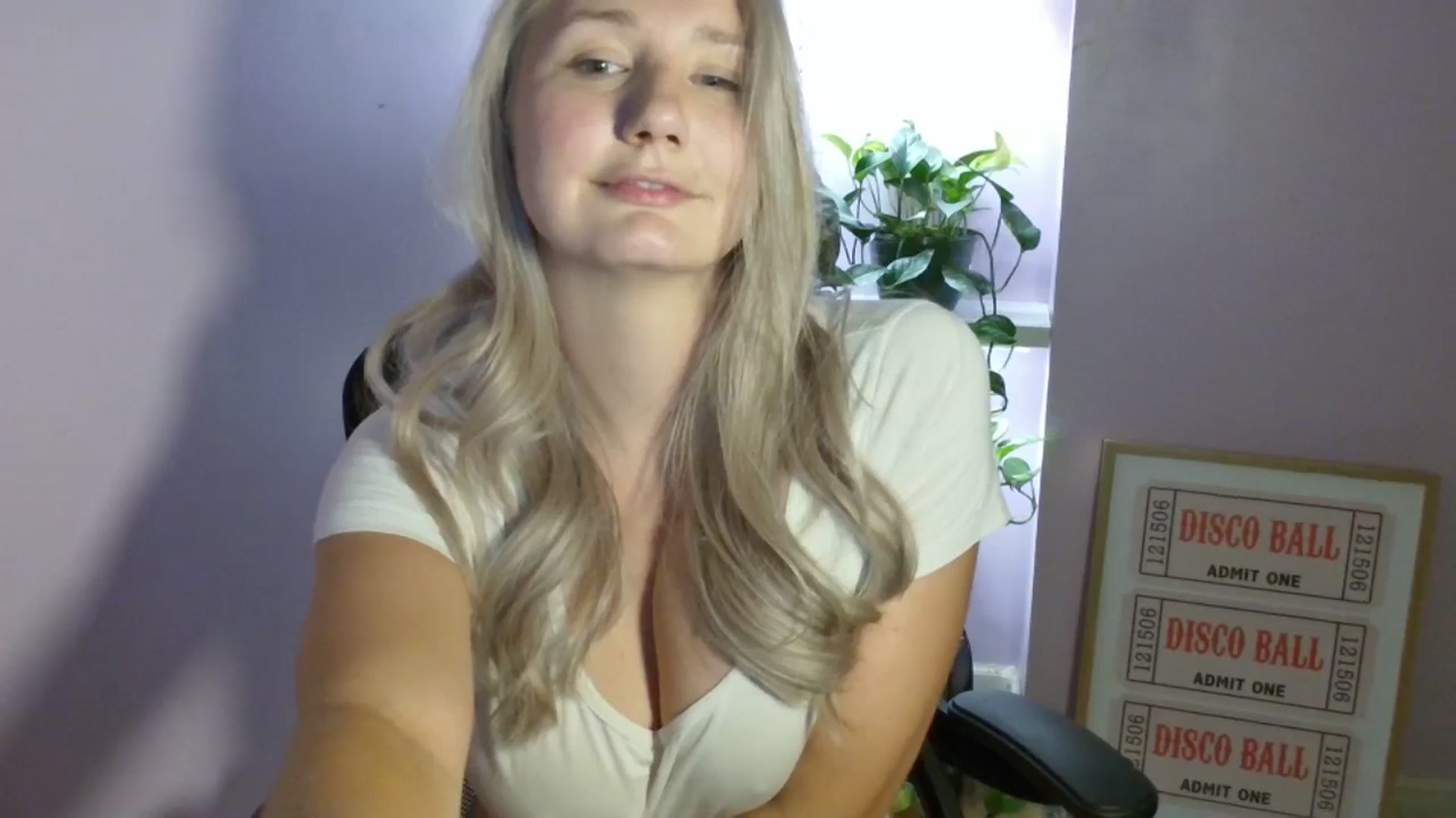 Gallery image thumbnail from EmmaHaze's myfreecams stream on, 08/28/2025, 04:50 image 15 of 20
