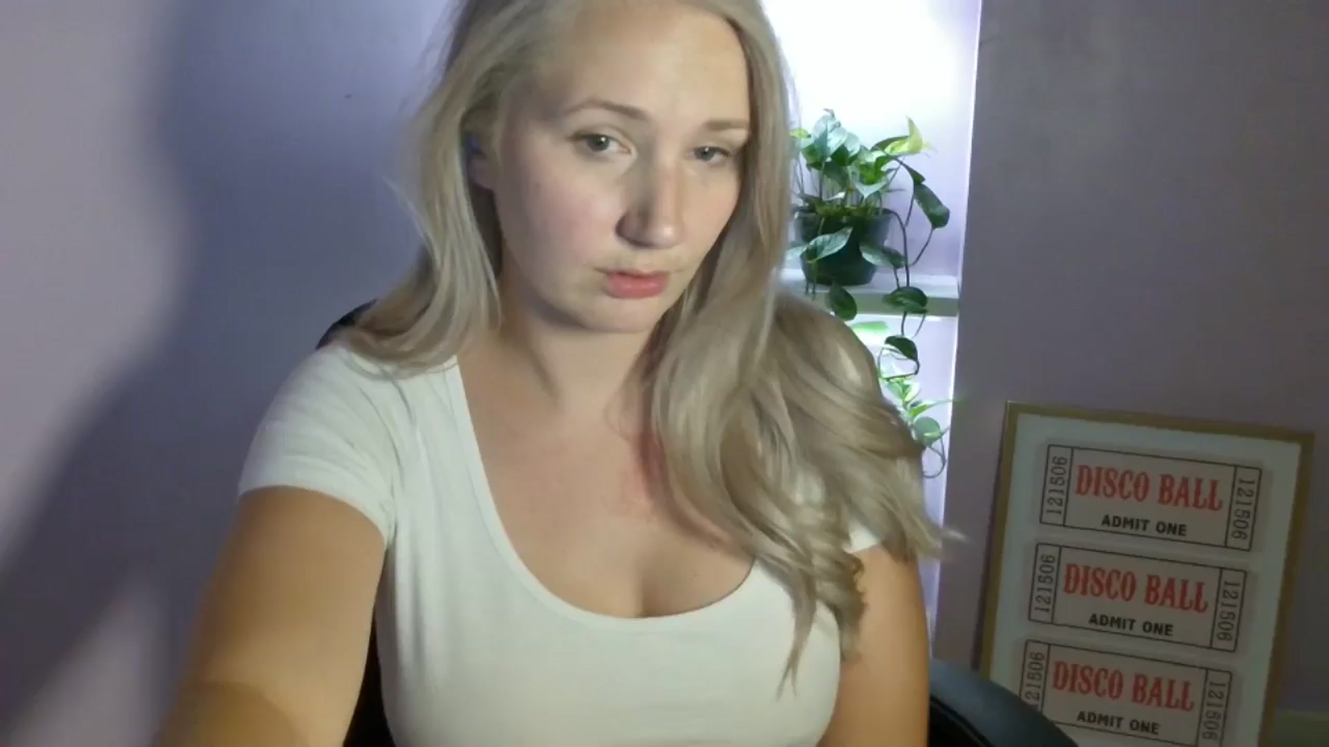 Gallery image thumbnail from EmmaHaze's myfreecams stream on, 08/28/2025, 04:50 image 10 of 20