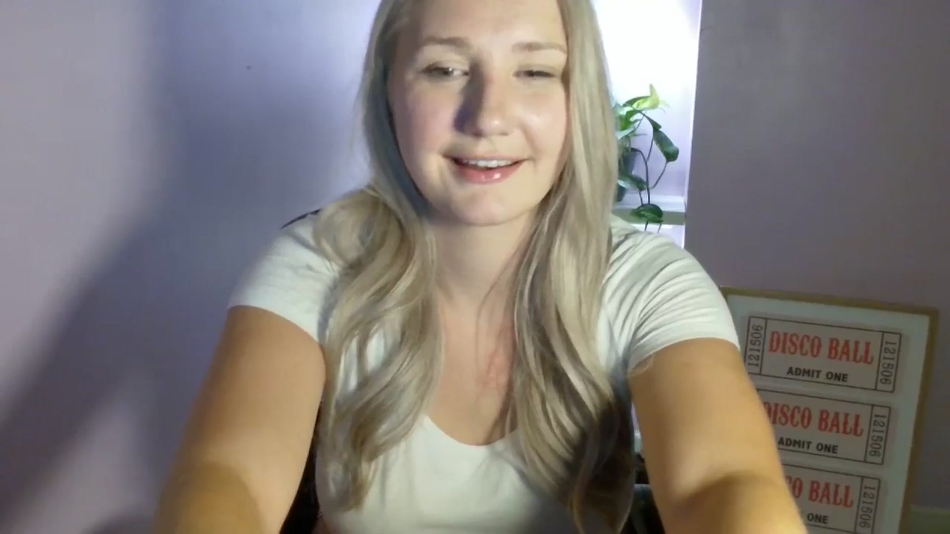 Gallery image thumbnail from EmmaHaze's myfreecams stream on, 08/28/2025, 04:50 image 20 of 20