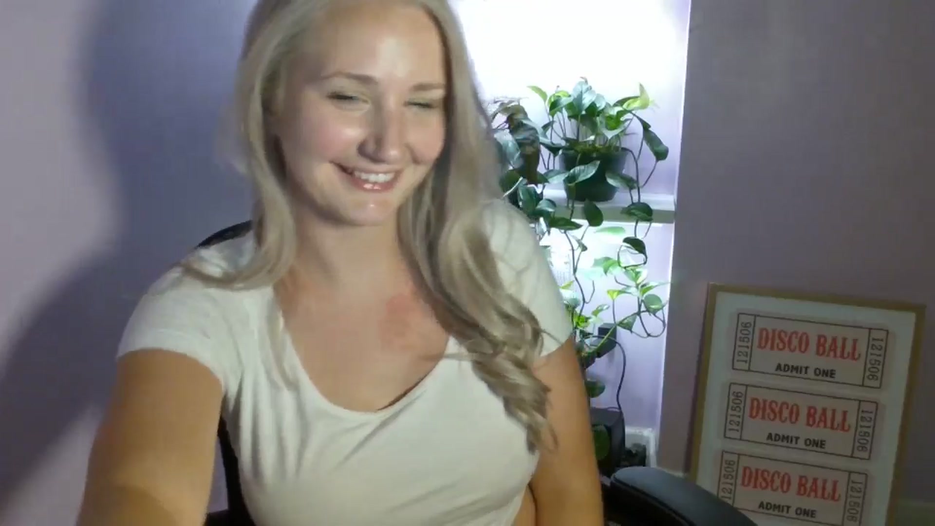 Gallery image thumbnail from EmmaHaze's myfreecams stream on, 08/28/2025, 05:03 image 5 of 20