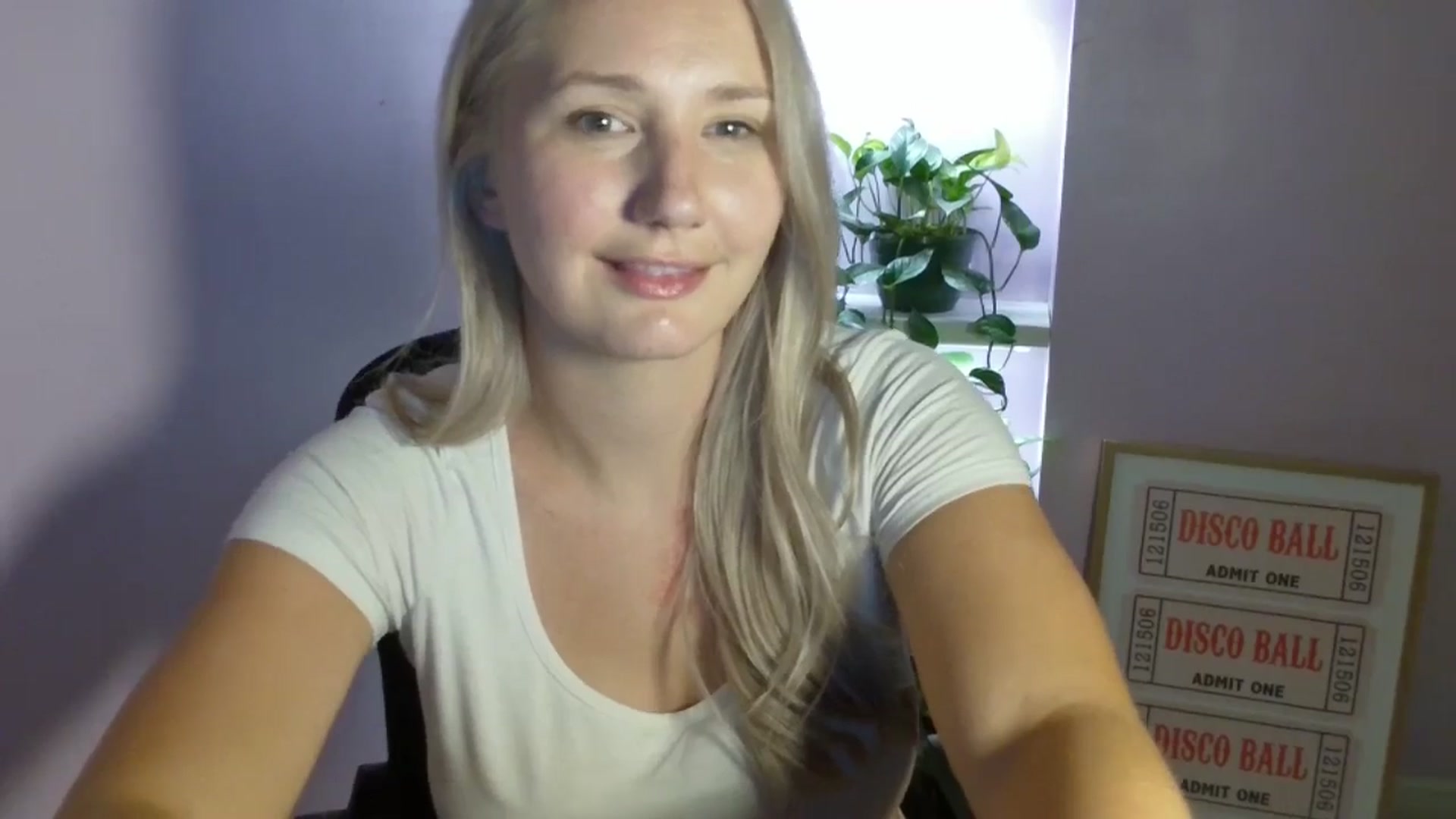 Gallery image thumbnail from EmmaHaze's myfreecams stream on, 08/28/2025, 05:03 image 16 of 20