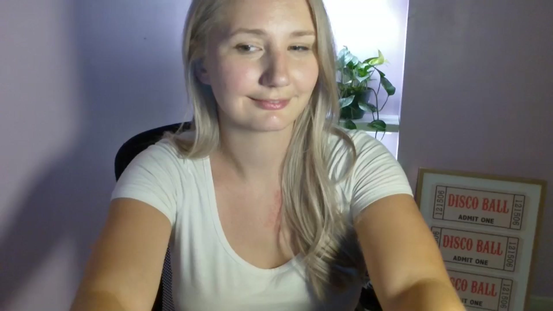 Gallery image thumbnail from EmmaHaze's myfreecams stream on, 08/28/2025, 05:03 image 15 of 20