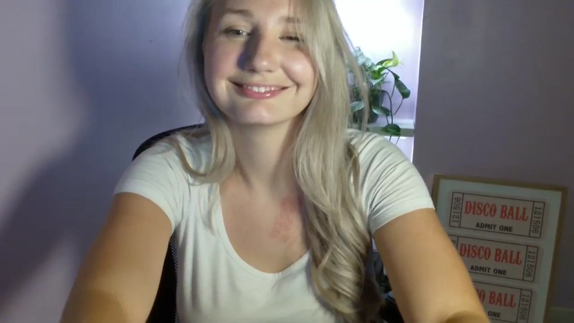 Gallery image thumbnail from EmmaHaze's myfreecams stream on, 08/28/2025, 05:03 image 8 of 20