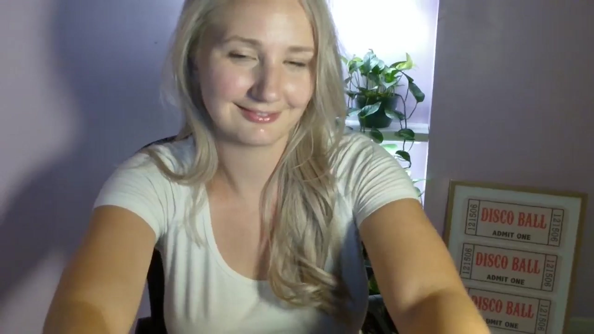 Gallery image thumbnail from EmmaHaze's myfreecams stream on, 08/28/2025, 05:03 image 6 of 20