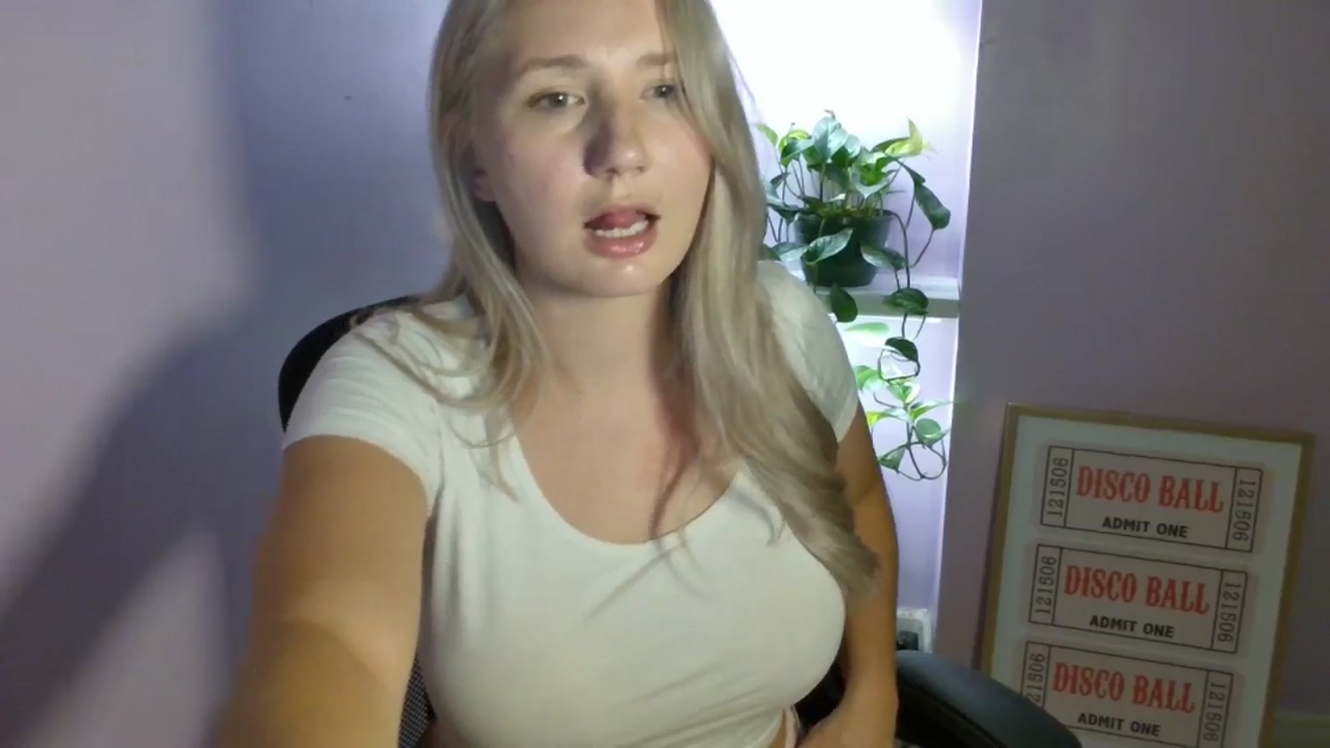 Gallery image thumbnail from EmmaHaze's myfreecams stream on, 08/28/2025, 05:03 image 10 of 20