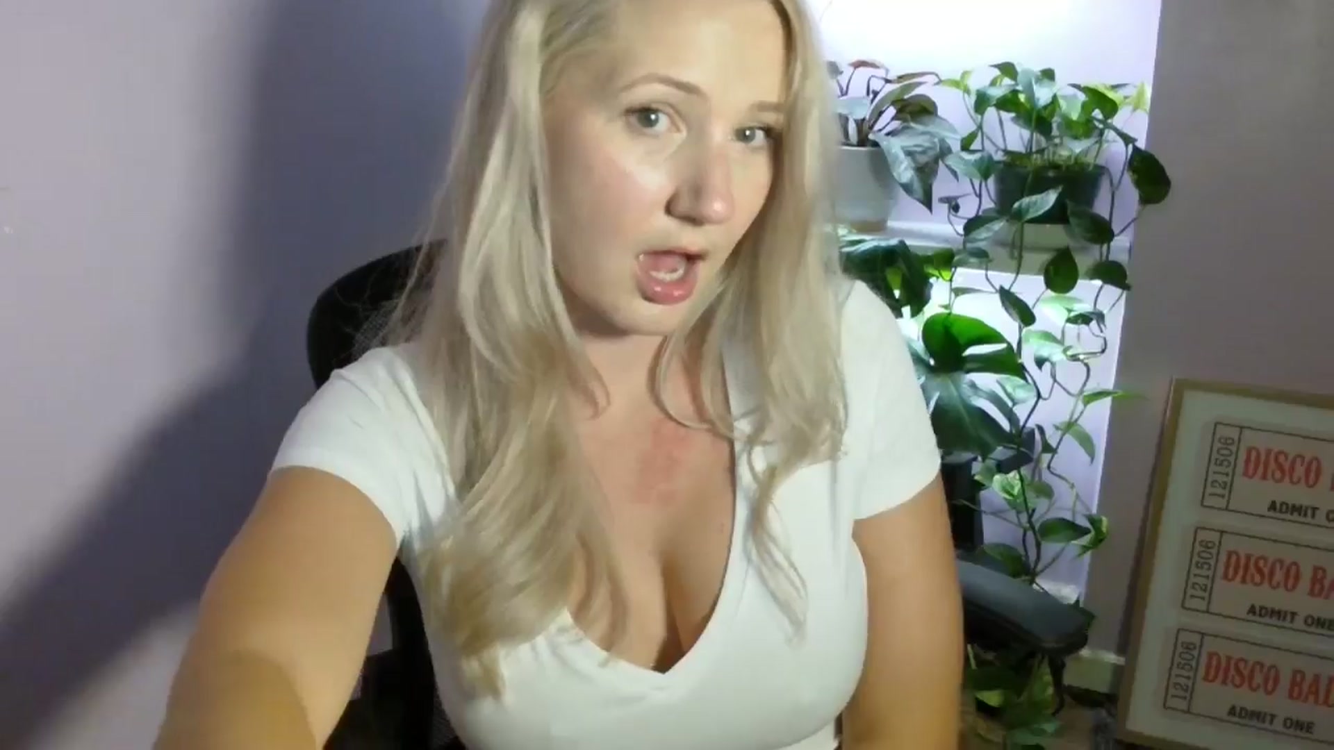 Gallery image thumbnail from EmmaHaze's myfreecams stream on, 09/13/2025, 05:08 image 3 of 20